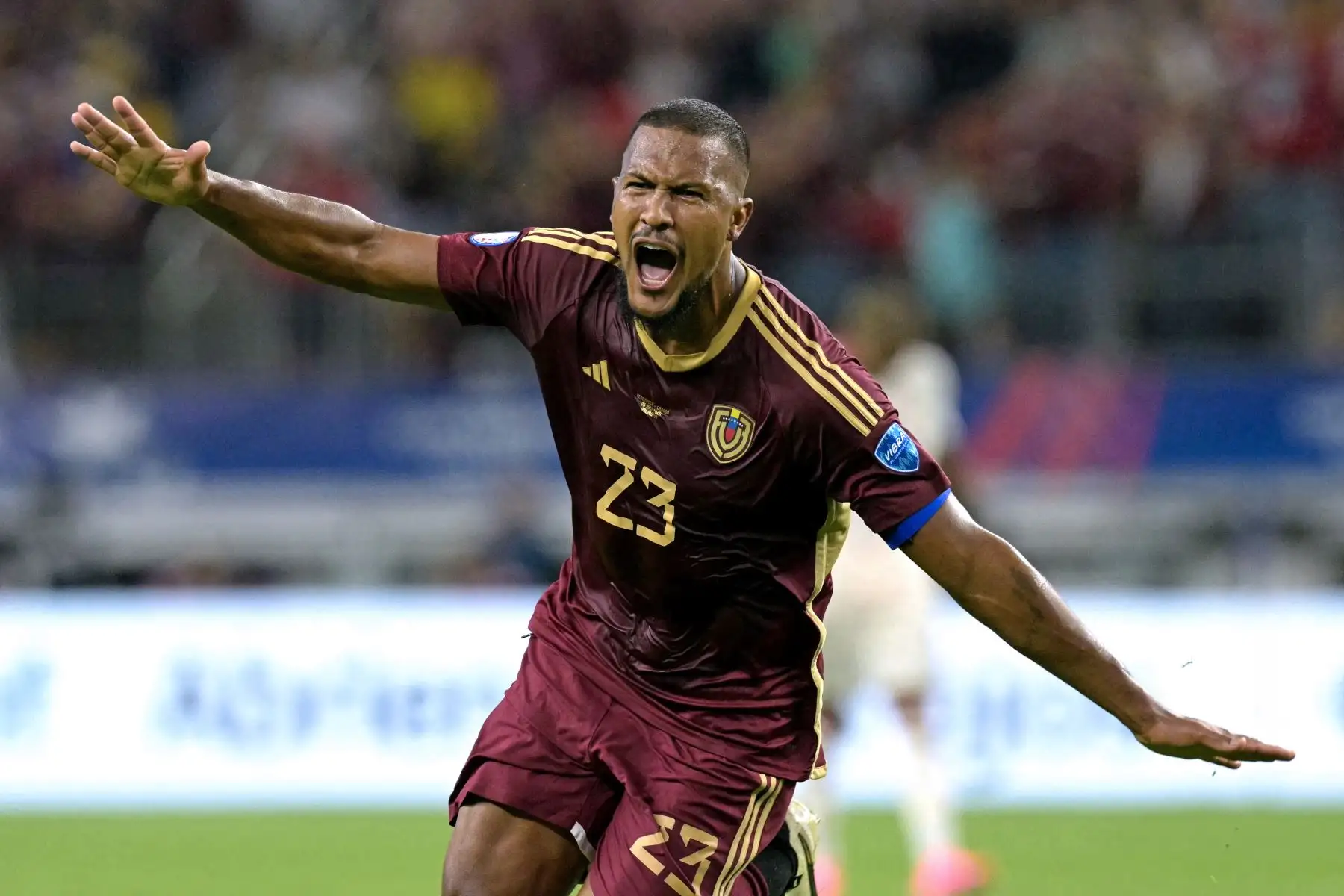 El delantero venezolano Salomón Rondón celebra marcar el primer gol de su equipo durante el partido de fútbol de cuartos de final del torneo Conmebol Copa América 2024 entre Venezuela y Canadá.  Foto: ANDINA/AFP