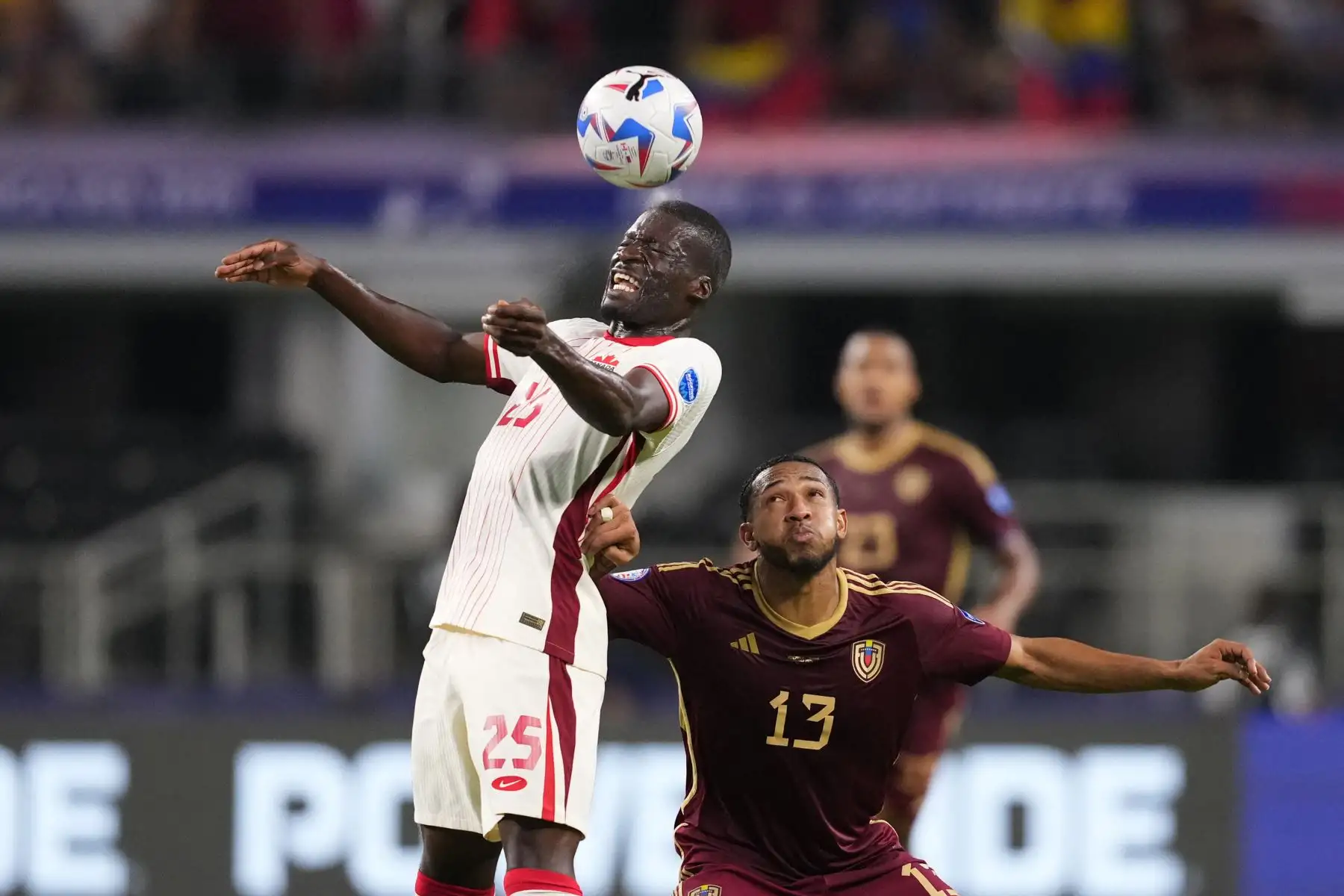 El delantero venezolano Salomón Rondón celebra marcar el primer gol de su equipo durante el partido de fútbol de cuartos de final del torneo Conmebol Copa América 2024 entre Venezuela y Canadá. Foto: ANDINA/AFP