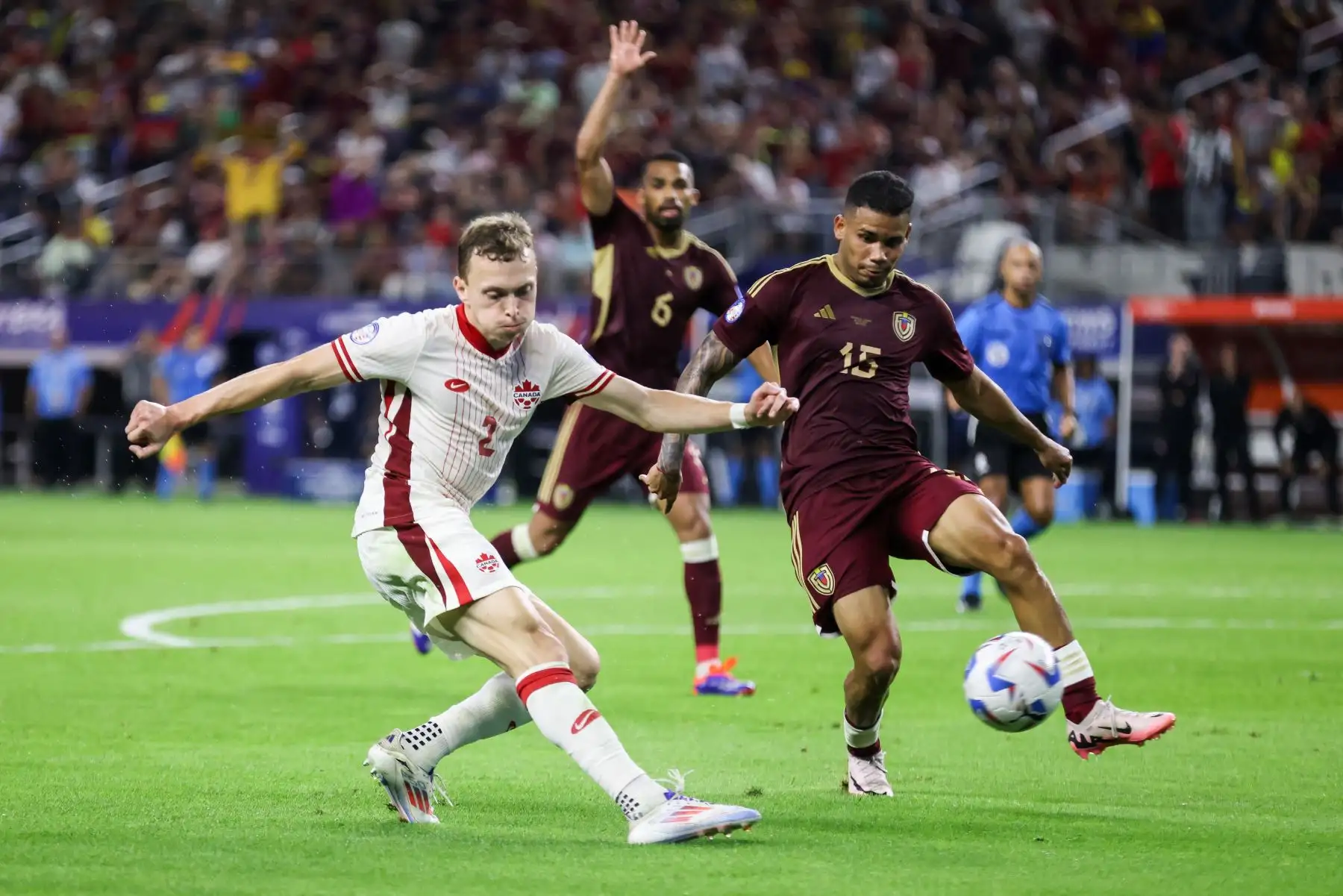 Alistair Johnston de Canadá patea el balón contra Miguel Navarro de Venezuela durante el partido de cuartos de final de la CONMEBOL Copa América 2024 entre Venezuela y Canadá. Foto: ANDINA/ AFP