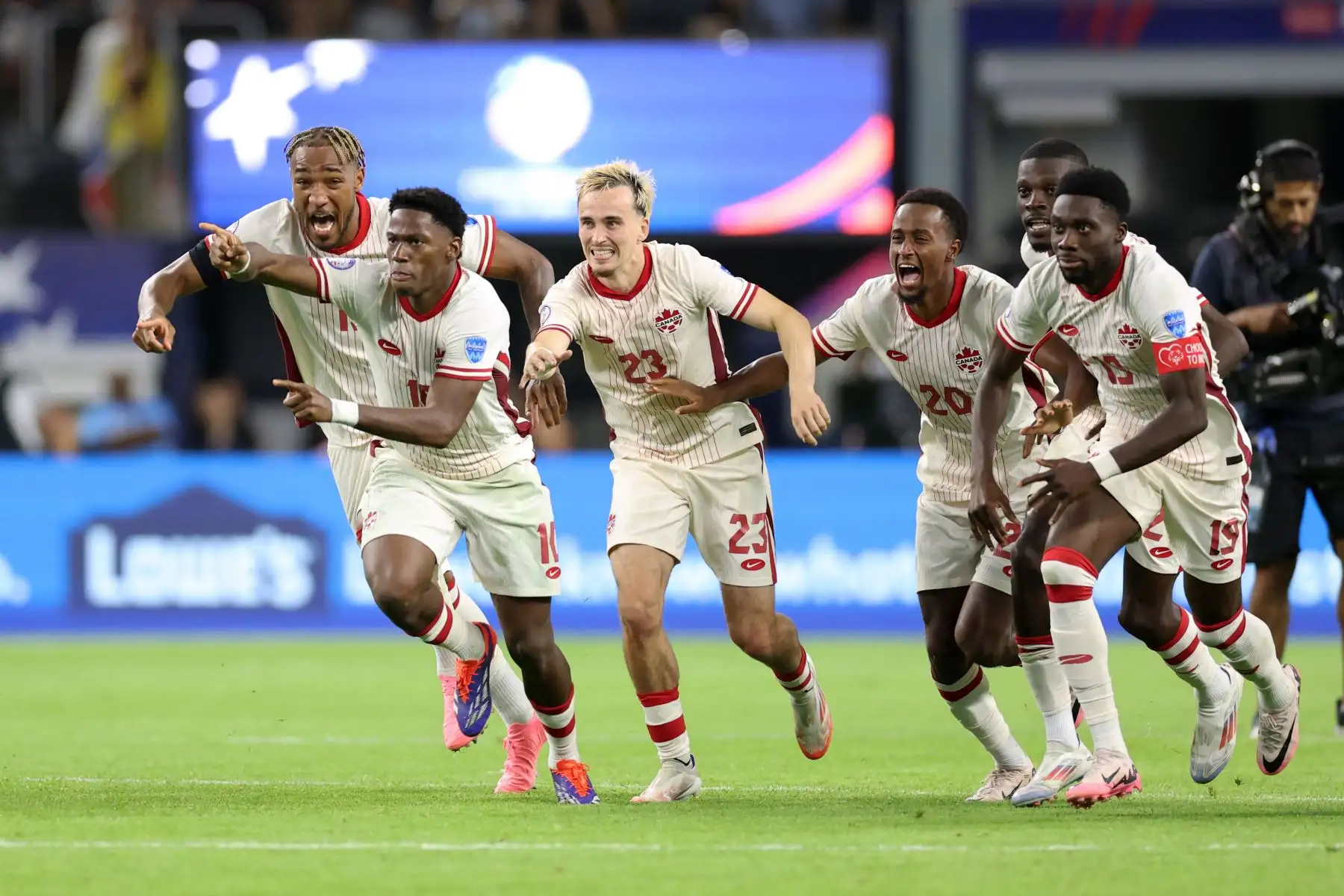 Los jugadores de Canadá celebran su victoria después de la tanda de penaltis durante el partido de fútbol de cuartos de final del torneo Conmebol Copa América 2024 entre Venezuela y Canadá. 
Foto: ANDINA/ AFP