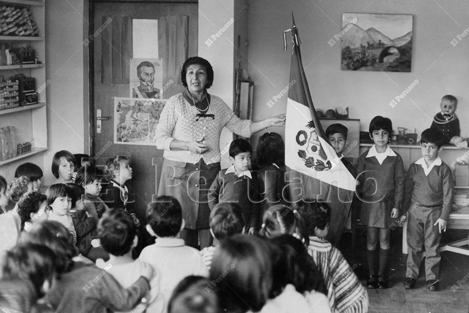 Lima - 6 junio 1975 / La directora del centro educativo Infanta María de Pueblo Libre explica a los alumnos la importancia del Día de la Jura de la Bandera. Foto: Archivo Histórico de El Peruano