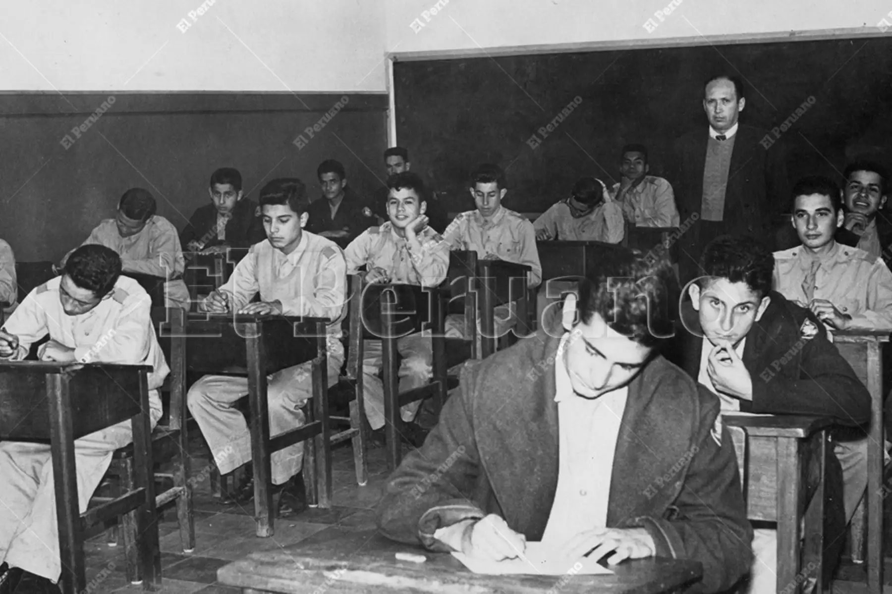 Callao - 7 junio 1954 / Un maestro dicta clase en el Colegio Militar Leoncio Prado, que no solo suministra conocimientos de cursos, sino que da cardinal importancia a la ética y la moral. Foto: Archivo Histórico de El Peruano