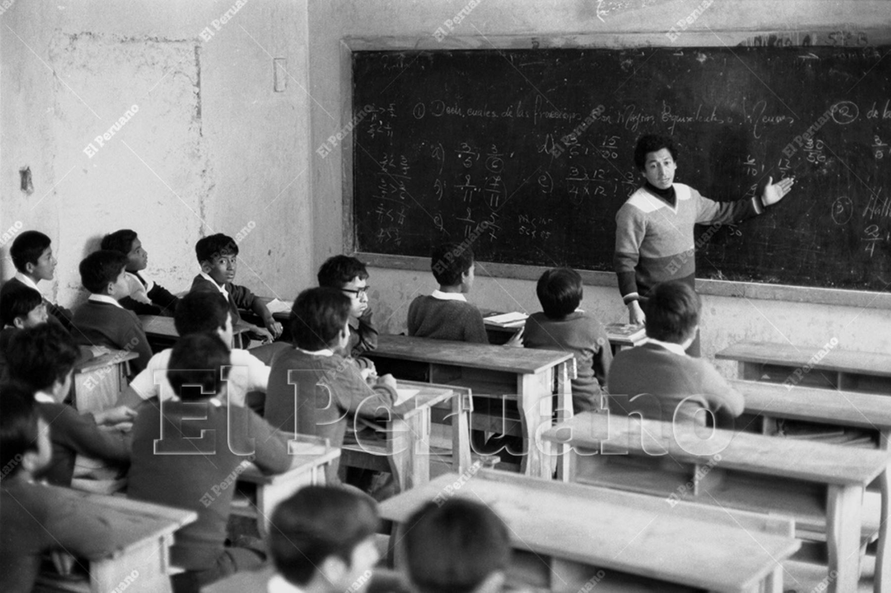 Lima - 4 junio 1979 / Un maestro imparte clases de matemática en un colegio estatal. Foto: Archivo Histórico de El Peruano