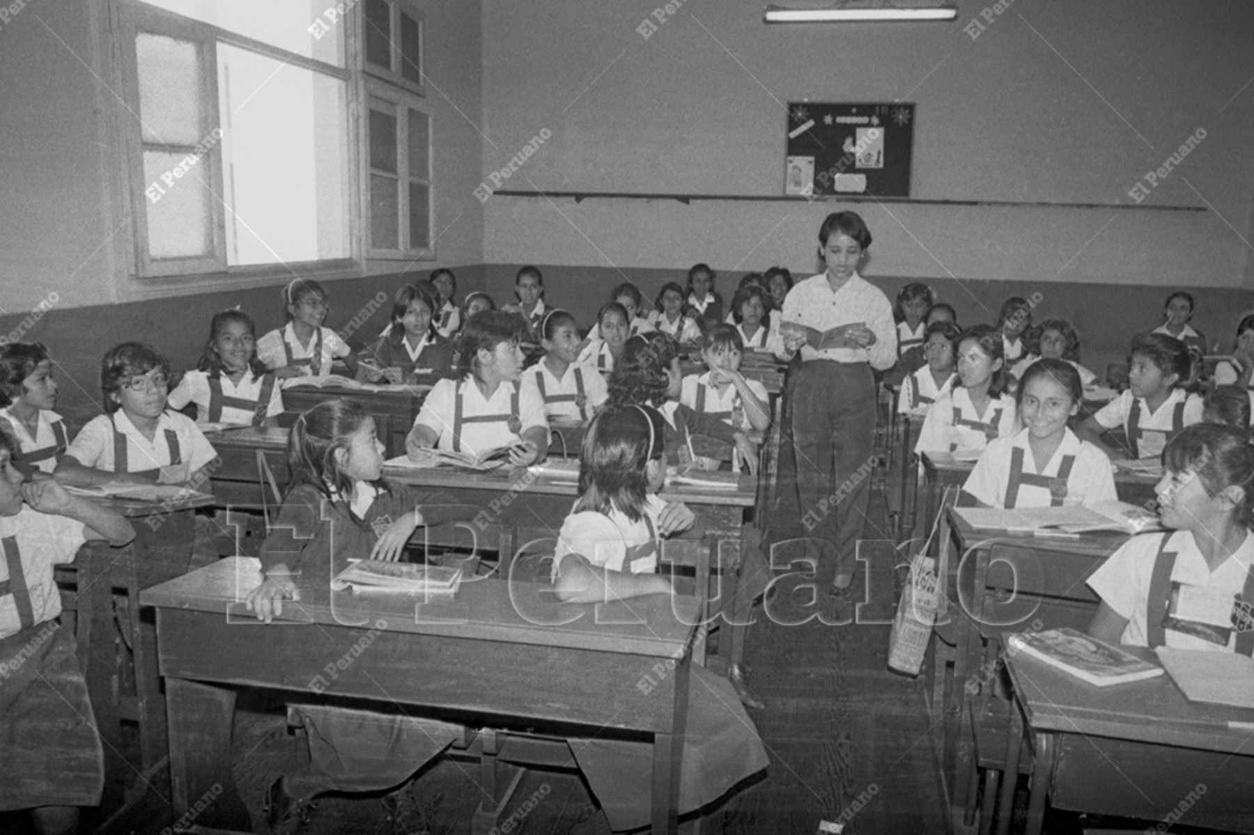 Lima - 20 mayo 1986 / Un grupo de alumnas sigue con atención la clase de su profesora en el Colegio Rosa de Santa María de Breña. Foto: Archivo Histórico de El Peruano