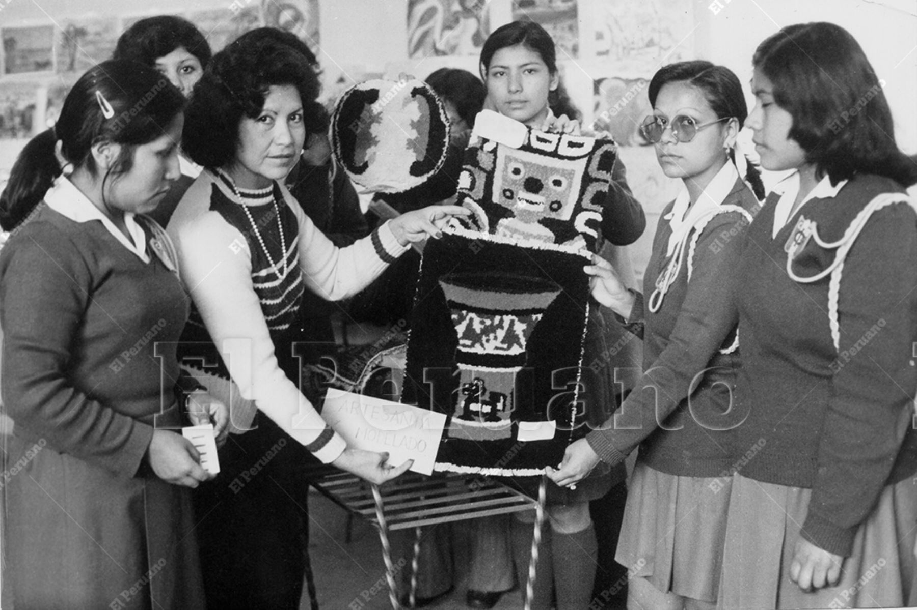 Lima - 13 octubre 1988 / Una profesora muestra los trabajos de artesanía de las alumnas del colegio Isabel La Católica de La Victoria. Foto: Archivo Histórico de El Peruano