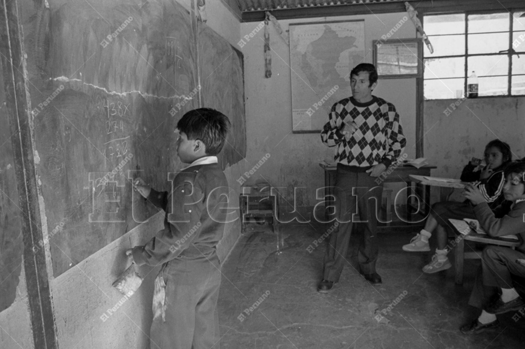 Lima - 12 agosto 1992 / Un maestro dicta clases de matemática en una escuela rural de Canta. Foto: Archivo Histórico de El Peruano / Martín Mejía