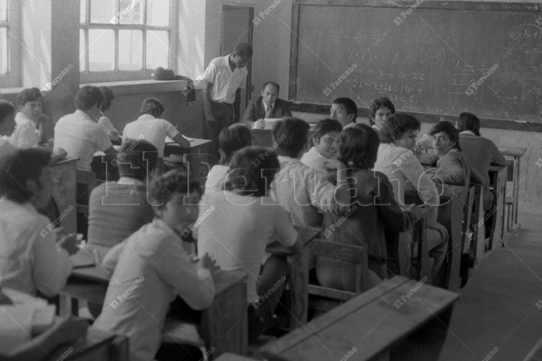 Lima - 5 diciembre 1978 / Un maestro dicta clases en la Gran Unidad Escolar Ricardo Bentín del Rímac. Foto: Archivo Histórico de El Peruano / Máximo Miralles