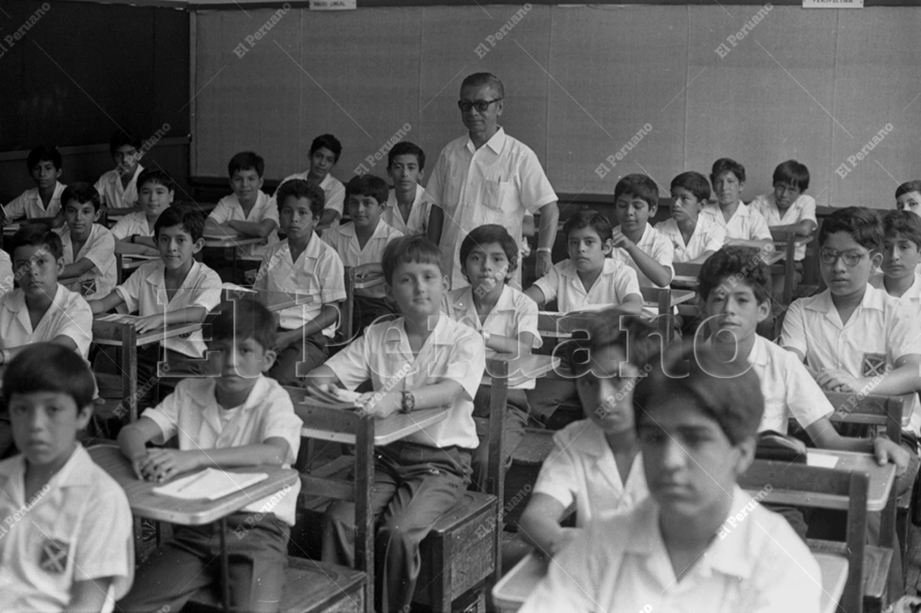 Lima - 16 marzo 1987 / Profesor y alumnos en el primer día de clases en el colegio particular San Andrés. Foto: Archivo Histórico de El Peruano / Norman Córdova