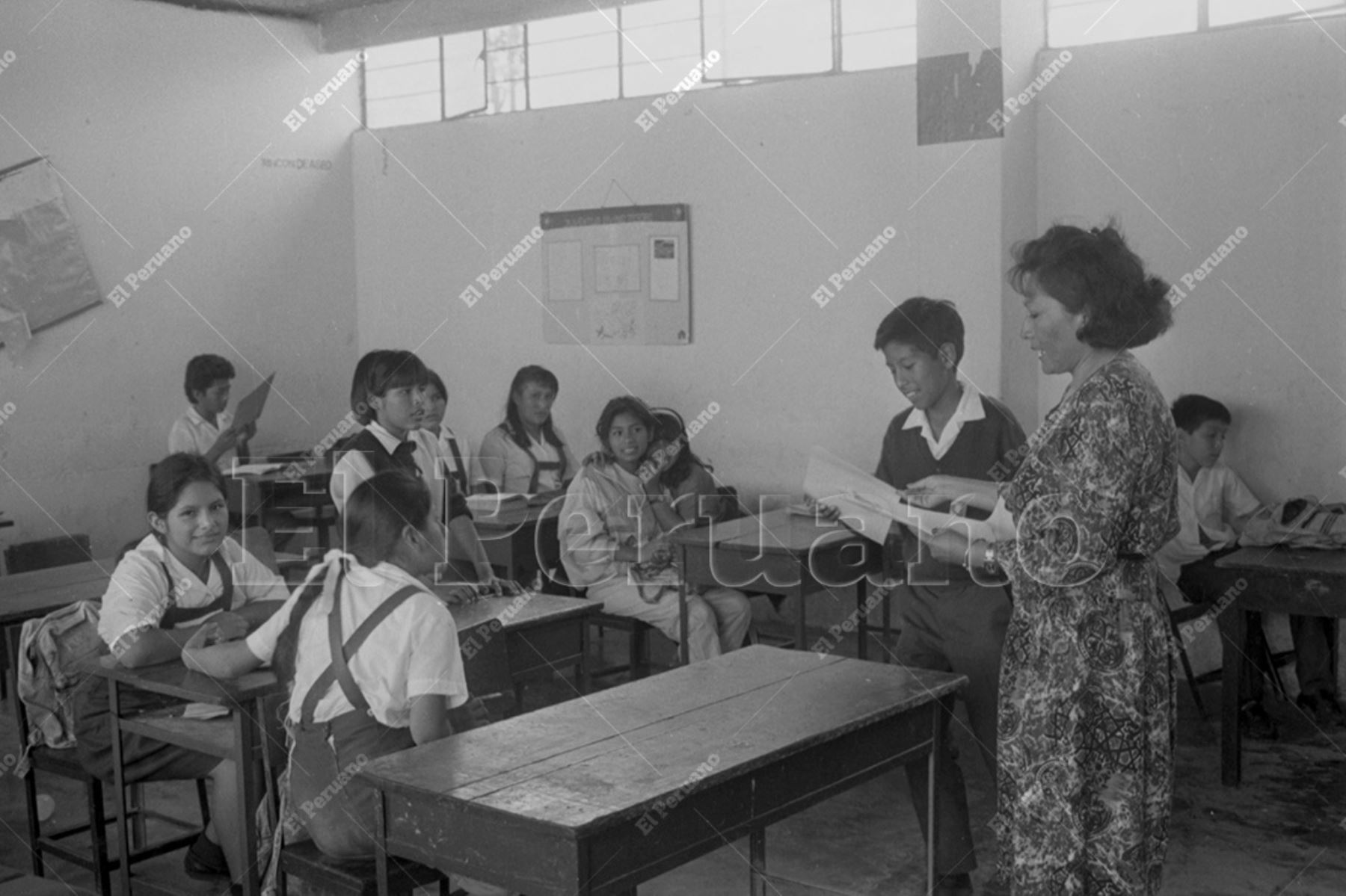 Lima - 7 diciembre 1992 / Una maestra imparte clases en el centro educativo 6079 Santísima Niña María de San Borja. Foto: Archivo Histórico de El Peruano / Víctor Palomino