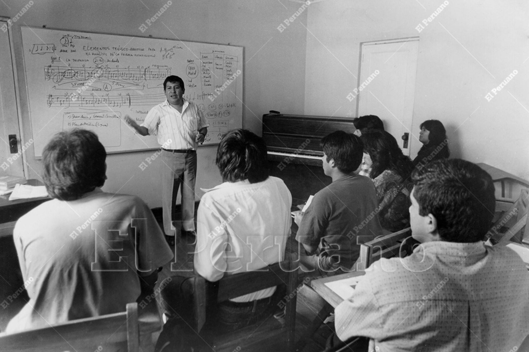 lima- 25 abril 1996 / Un profesor dicta clases en la Escuela Nacional Superior de Folklore. Foto: Archivo Histórico de El Peruano