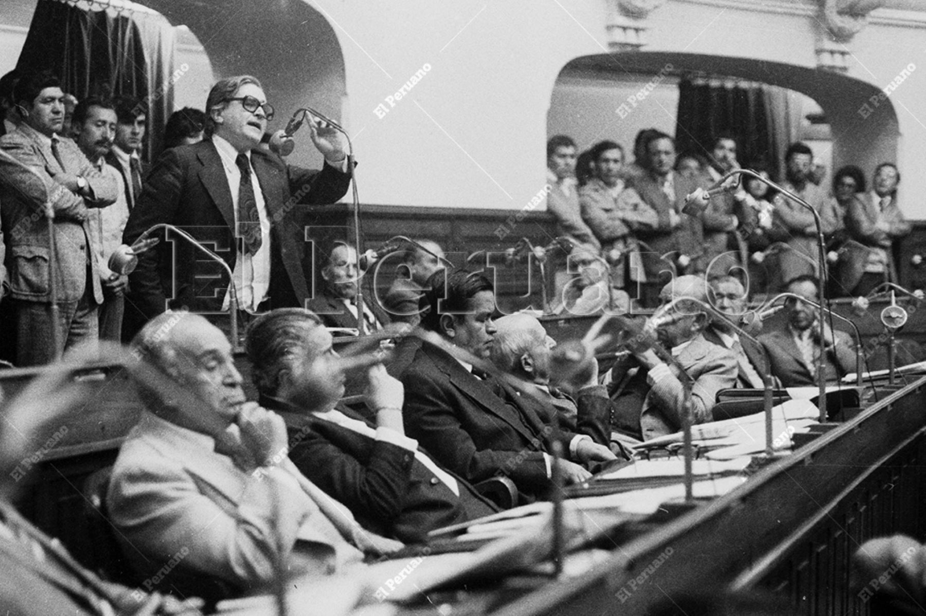 Lima - 15 agosto 1978 /Javier Valle Riestra representante del Partido Aprista Peruano (PAP) durante el debate del reglamento de la Asamblea Constituyente.  Foto: Archivo Histórico de El Peruano / Pavel Marrul