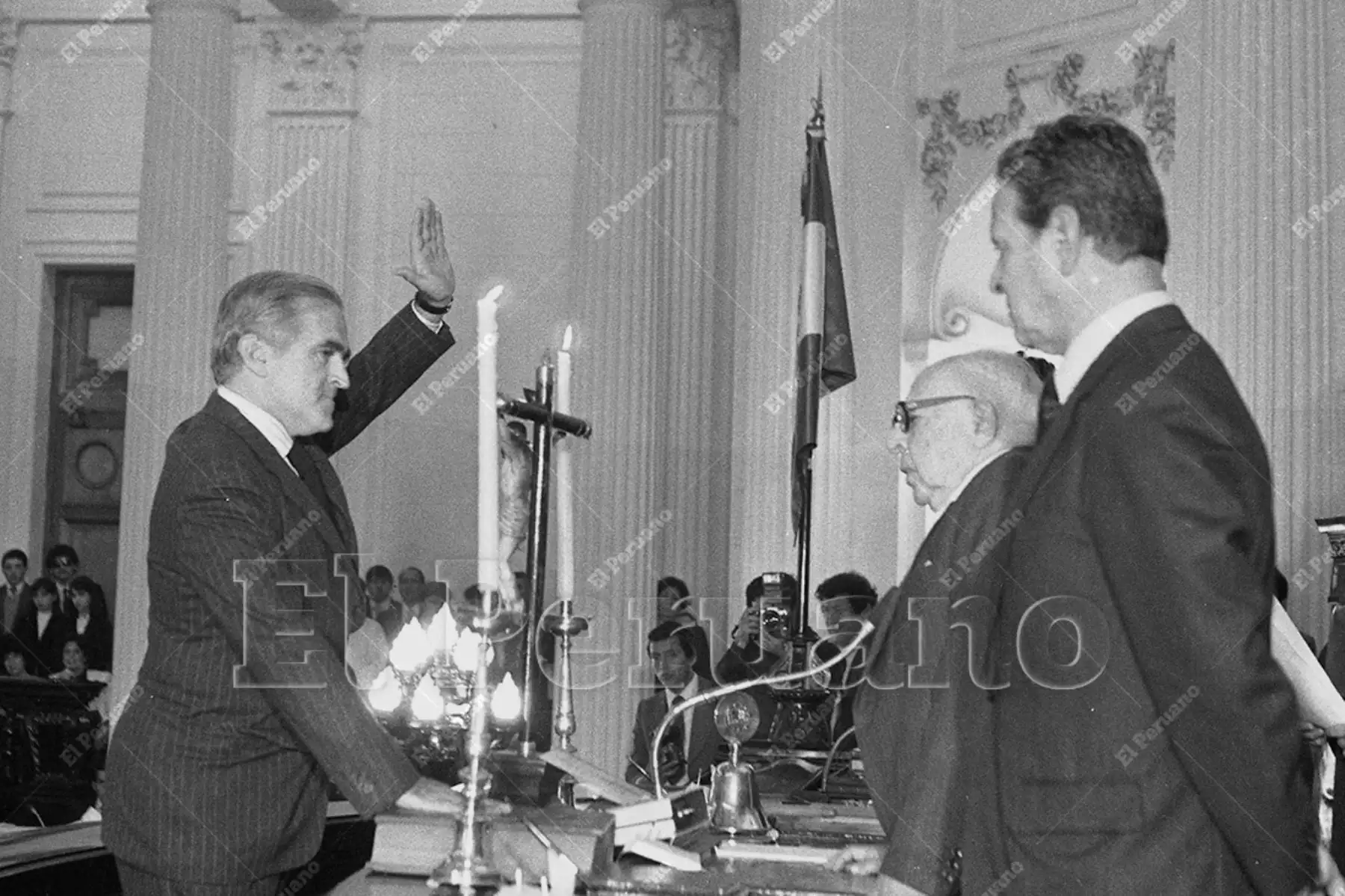 Lima - 12 julio 1985 / Juramentación del senador aprista Javier Valle Riestra. El doctor Luis Alberto Sánchez asumió la presidencia de la junta preparatoria del Senado y tomó juramento a los senadores. Foto: Archivo Histórico de El Peruano / Bernabé Wong