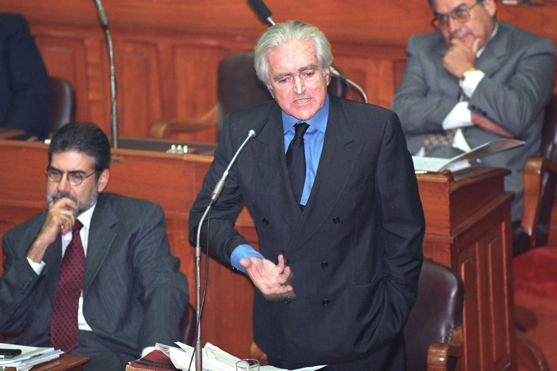 Lima - 6 julio 1998 / El presidente del Consejo de Ministros, Javier Valle Riestra, expone ante el Congreso de la República sus propuestas de gobierno a 30 días de asumir su cargo. Foto: AFP