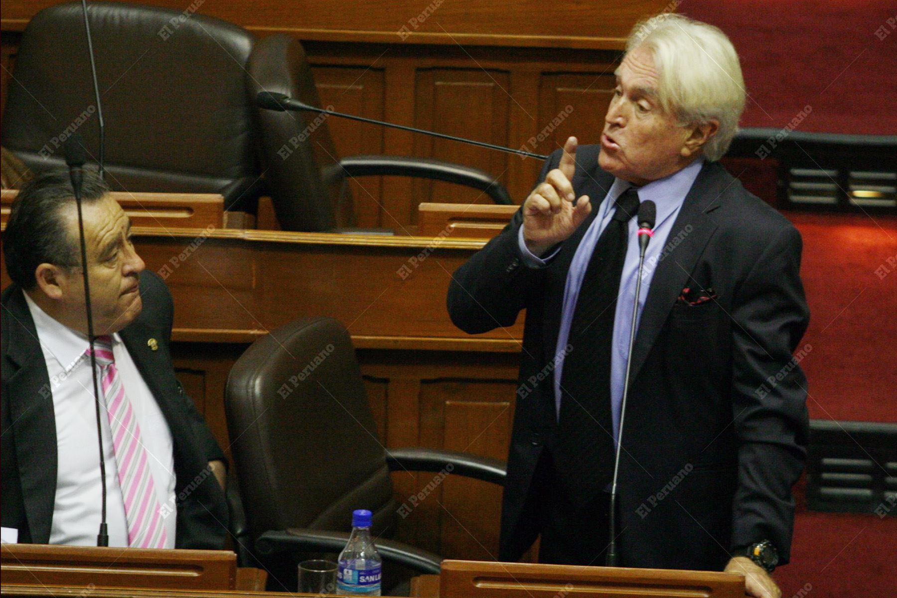 Lima - 21 octubre 2009 / Parlamentario aprista Javier Valle Riestra en el pleno del Congreso de la República.  Foto: Diario Oficial El Peruano / Vidal Tarqui