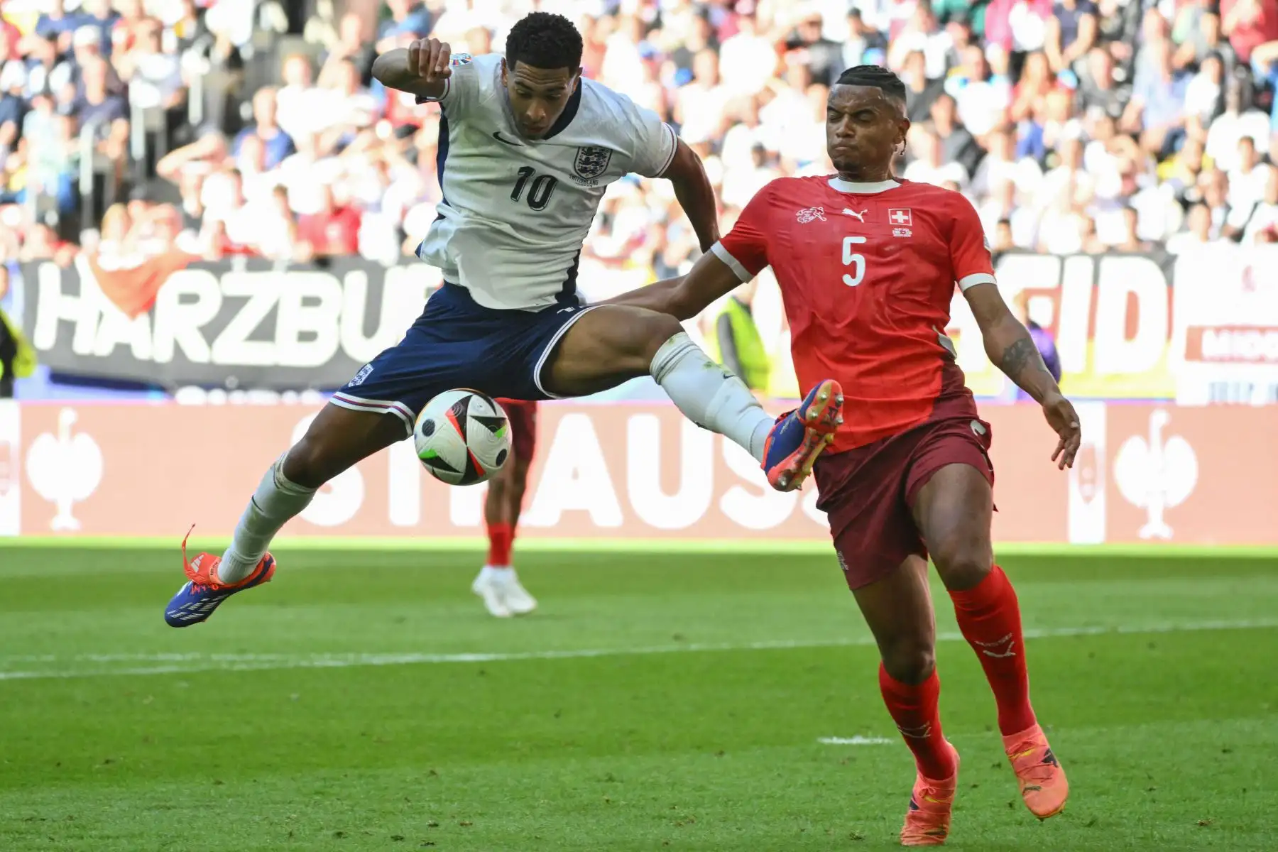 El centrocampista de Inglaterra Jude Bellingham lucha por el balón con el defensor de Suiza Manuel Akanji durante el partido de fútbol de cuartos de final de la UEFA Euro 2024 entre Inglaterra y Suiza. Photo: AFP