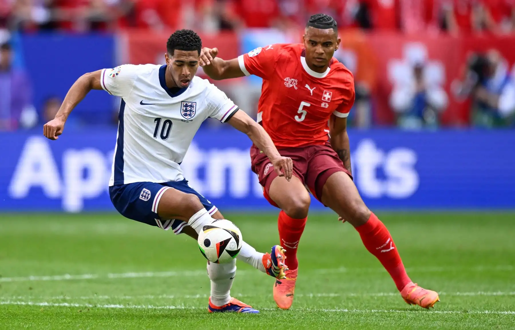 El centrocampista de Inglaterra Jude Bellingham y el defensor de Suiza  Manuel Akanji luchan por el balón durante el partido de fútbol de cuartos de final de la UEFA Euro 2024 entre Inglaterra y Suiza. AFP