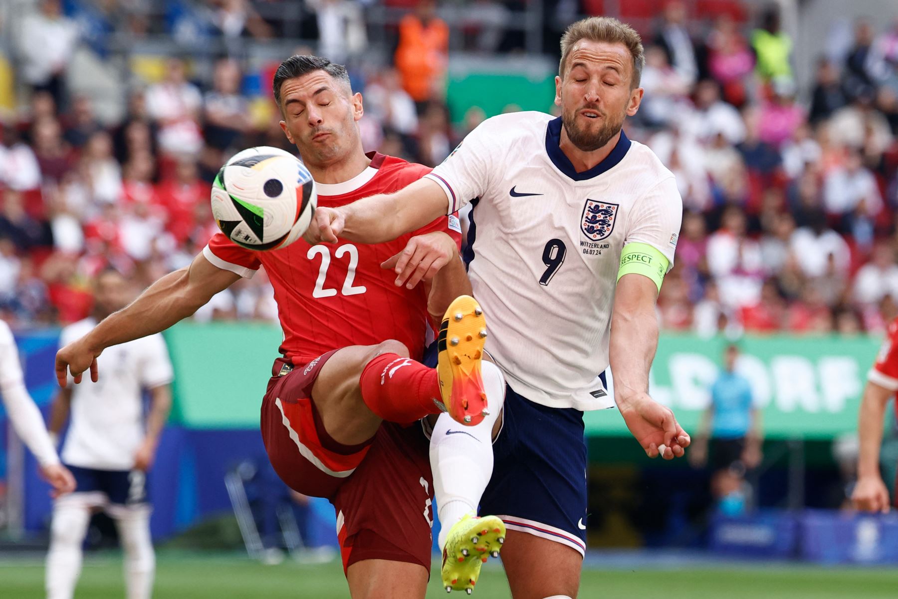 El defensor de Inglaterra  Kyle Walker controla el balón durante el partido de fútbol de cuartos de final de la UEFA Euro 2024 entre Inglaterra y Suiza. AFP