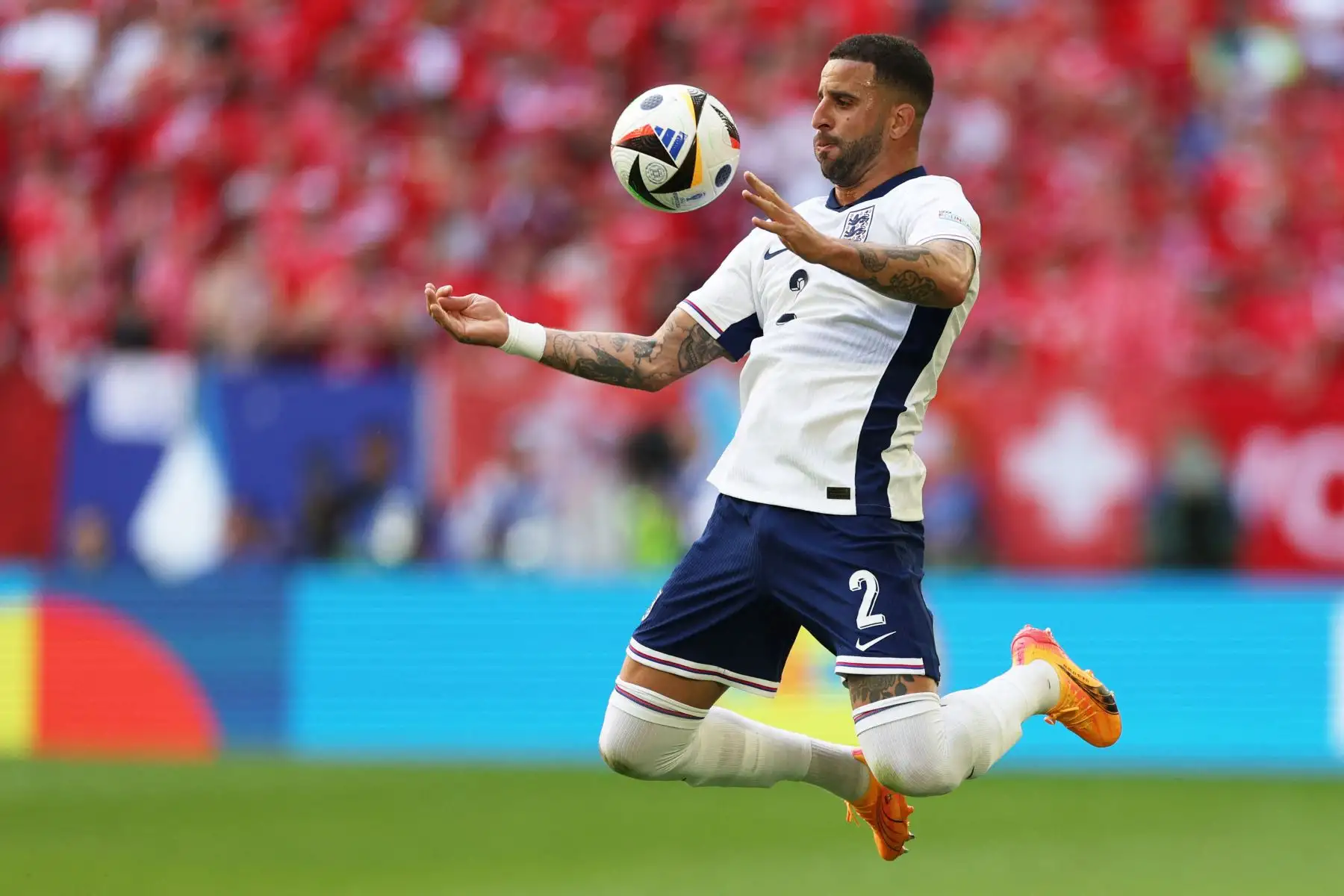 El defensor de Inglaterra  Kyle Walker controla el balón durante el partido de fútbol de cuartos de final de la UEFA Euro 2024 entre Inglaterra y Suiza. AFP