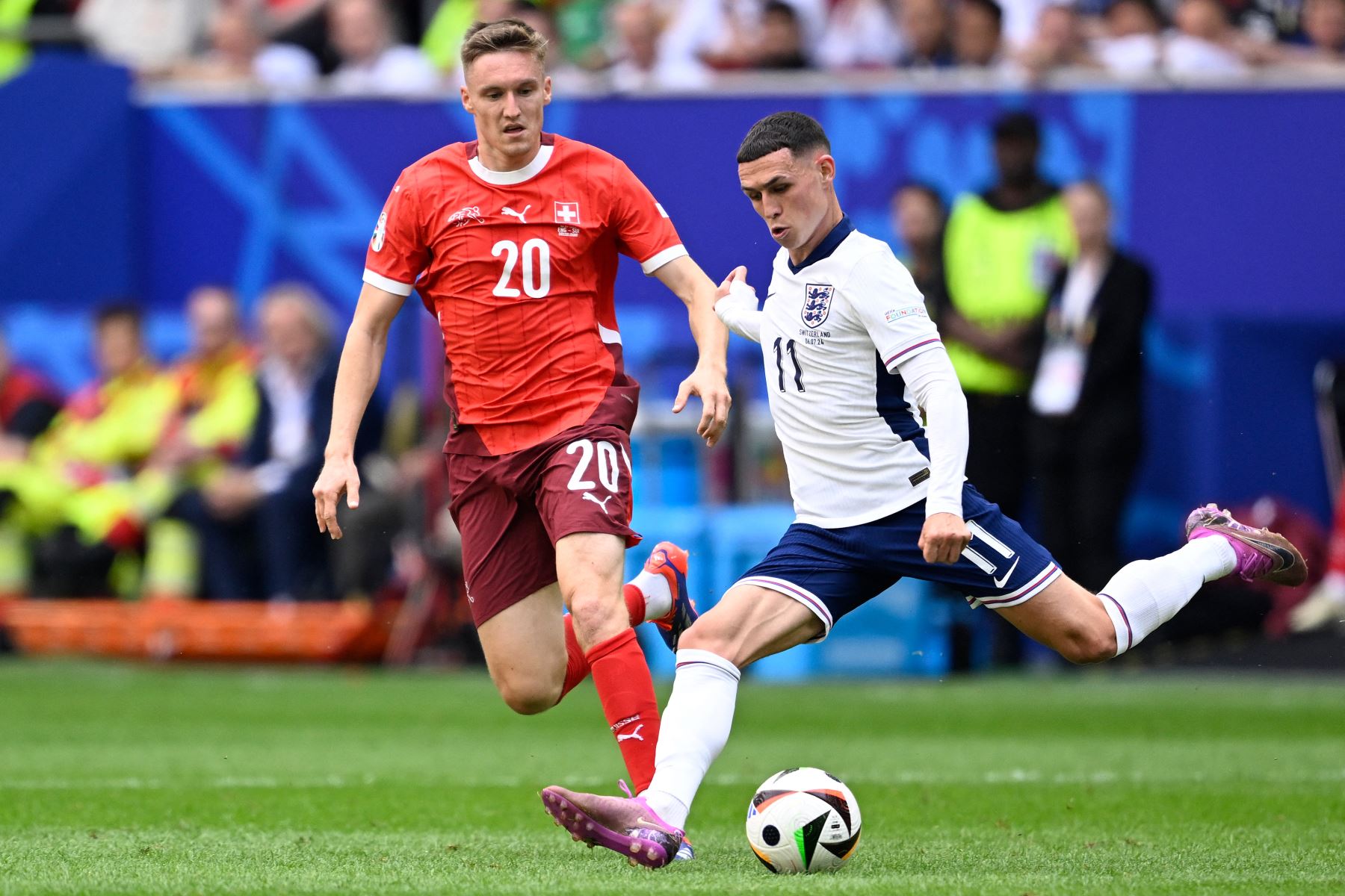 El centrocampista de Inglaterra  Phil Foden dispara el balón pasando al mediocampista de Suiza  Michel Aebischer durante el partido de fútbol de cuartos de final de la UEFA Euro 2024 entre Inglaterra y Suiza. AFP