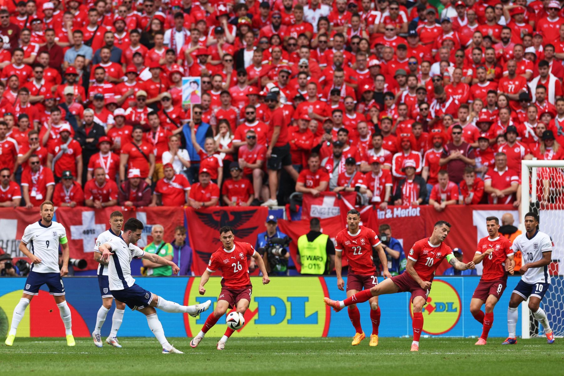 El centrocampista de Inglaterra  Declan Rice patea el balón durante el partido de fútbol de cuartos de final de la UEFA Euro 2024 entre Inglaterra y Suiza. AFP