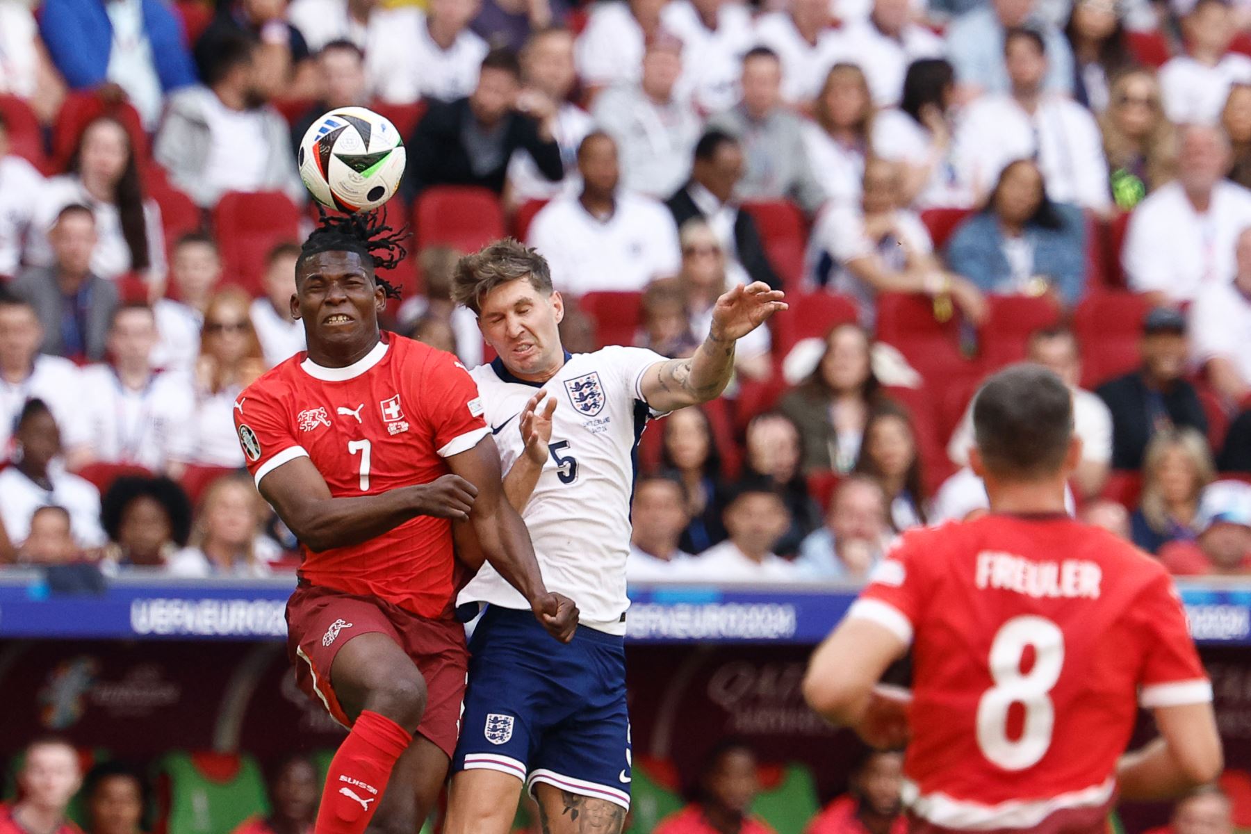 El delantero suizo  Breel Embolo lucha por el balón con el defensor inglés John Stones durante el partido de fútbol de cuartos de final de la UEFA Euro 2024 entre Inglaterra y Suiza. AFP