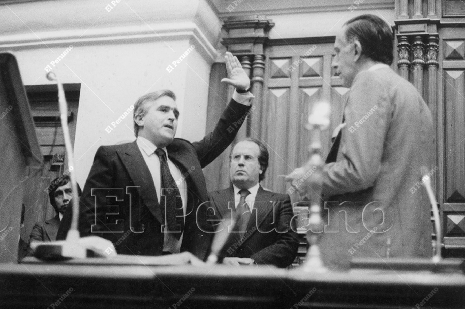 Lima - 13 julio 1980 / Javier Valle Riestra, del partido Aprista Peruano, jura como diputado por Lima ante Francisco Beluande Terry. Foto: Archivo Histórico de El Peruano