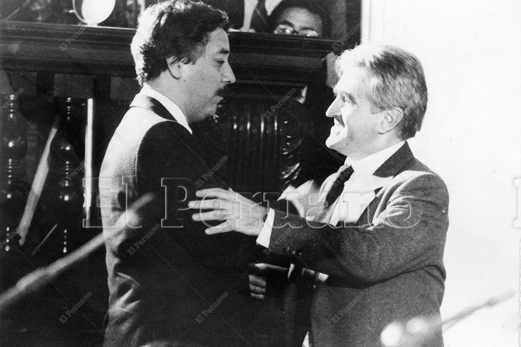 Lima - 4 setiembre 1987 / El senador aprista Javier Valle Riestra saluda a Enrique Bernales Ballesteros de Izquierda Unida en la Cámara de Senadores. Foto: Archivo Histórico de El Peruano / Orlando Adrianzén