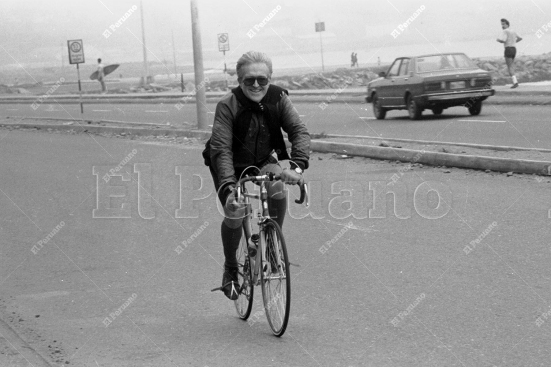 Lima - 6 setiembre 1987 / El senador Javier Valle Riestra practicando ciclismo, una de sus más grandes pasiones junto a la política y el derecho. Foto: Archivo Histórico de El Peruano / Virgilio Molero