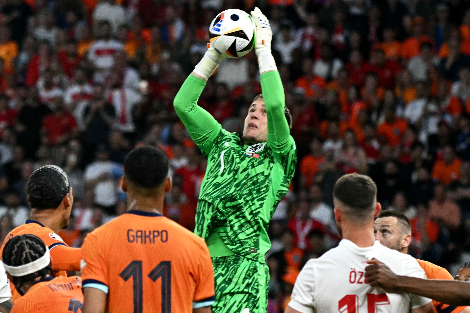 El portero holandés  Bart Verbruggen atrapa el balón durante el partido de fútbol de cuartos de final de la UEFA Euro 2024 entre Holanda y Turquía. AFP