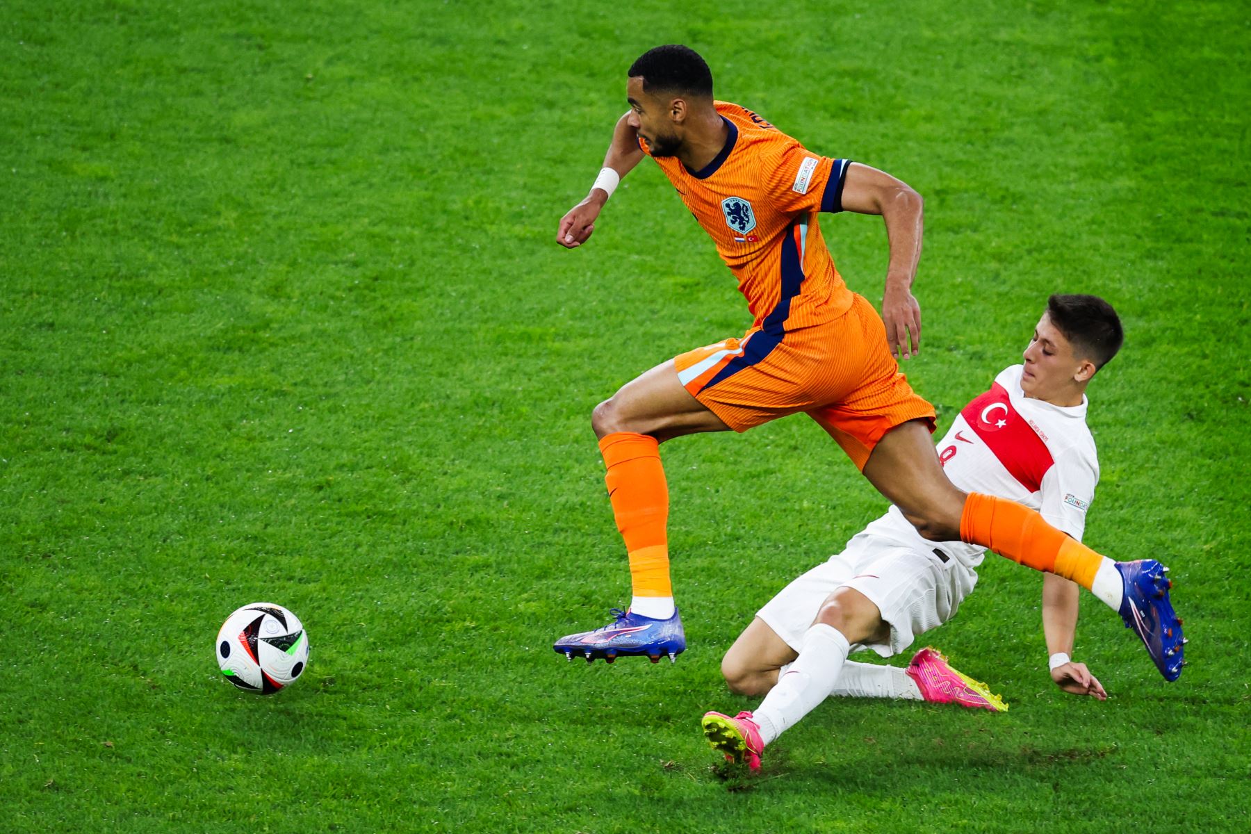 El delantero holandés  Cody Gakpo lucha por el balón con el delantero turco  Arda Guler durante el partido de fútbol de cuartos de final de la UEFA Euro 2024 entre Holanda y Turquía. AFP