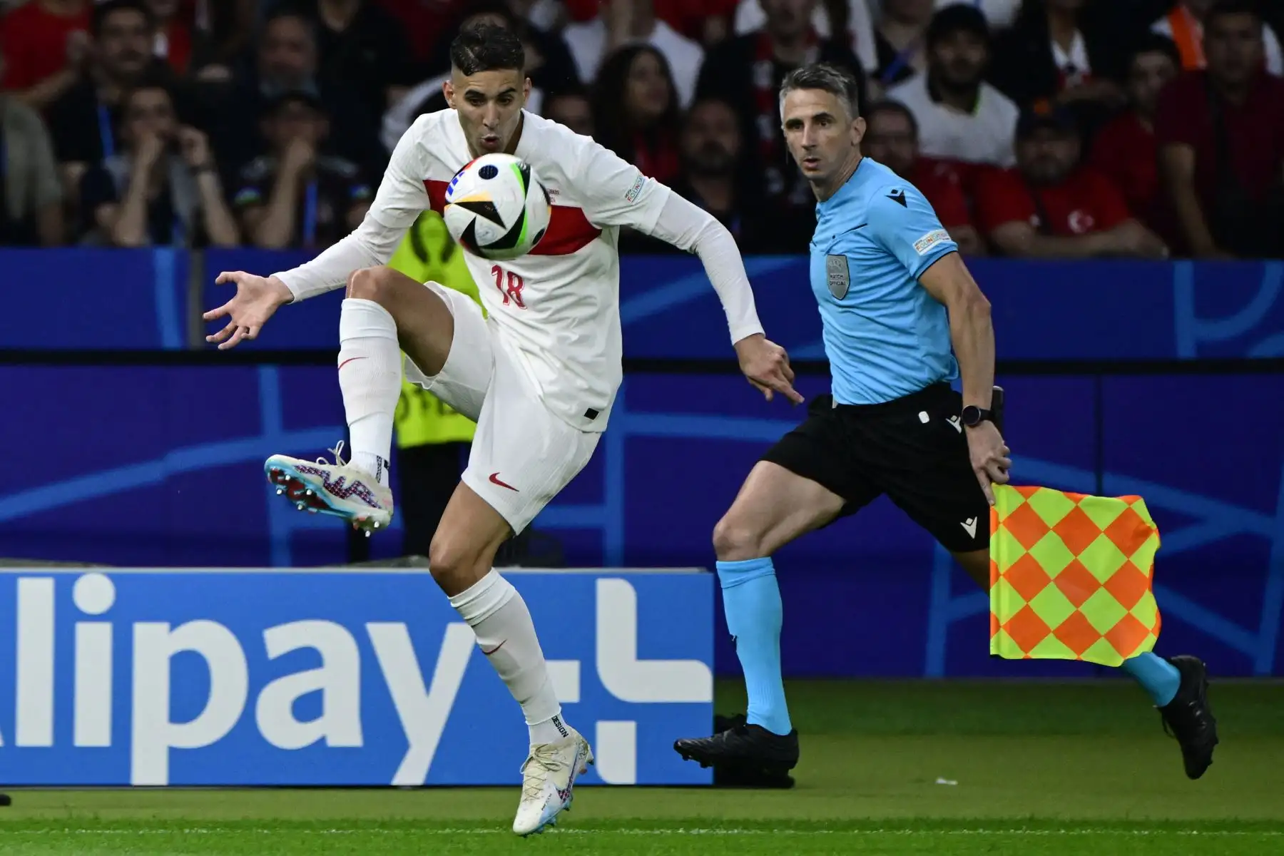 El defensor turco Mert Muldur controla el balón durante el partido de fútbol de cuartos de final de la UEFA Euro 2024 entre Holanda y Turquía. AFP