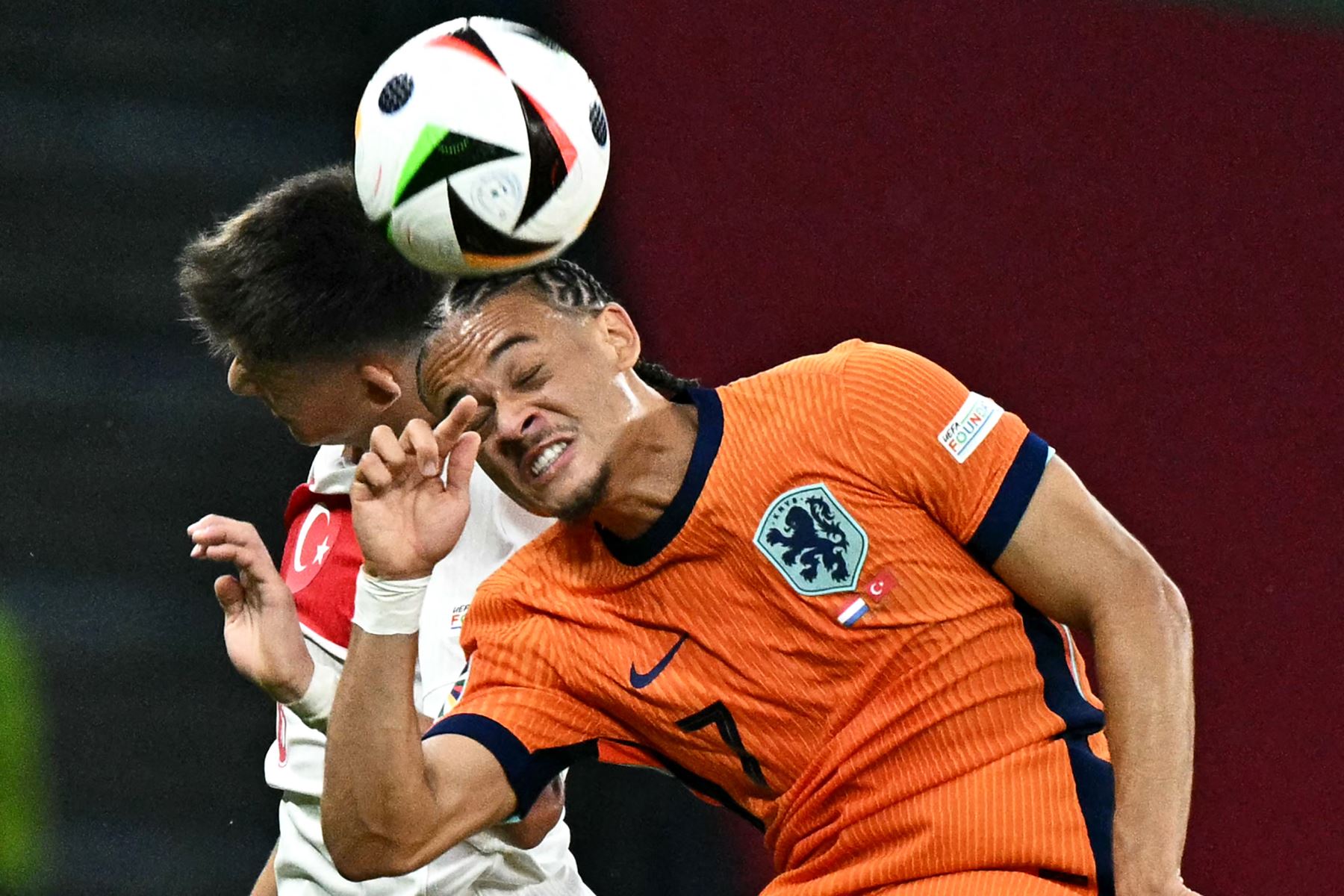 El delantero holandés  Xavi Simons  salta por el balón con el delantero turco  Arda Guler durante el partido de fútbol de cuartos de final de la UEFA Euro 2024 entre Holanda y Turquía. AFP