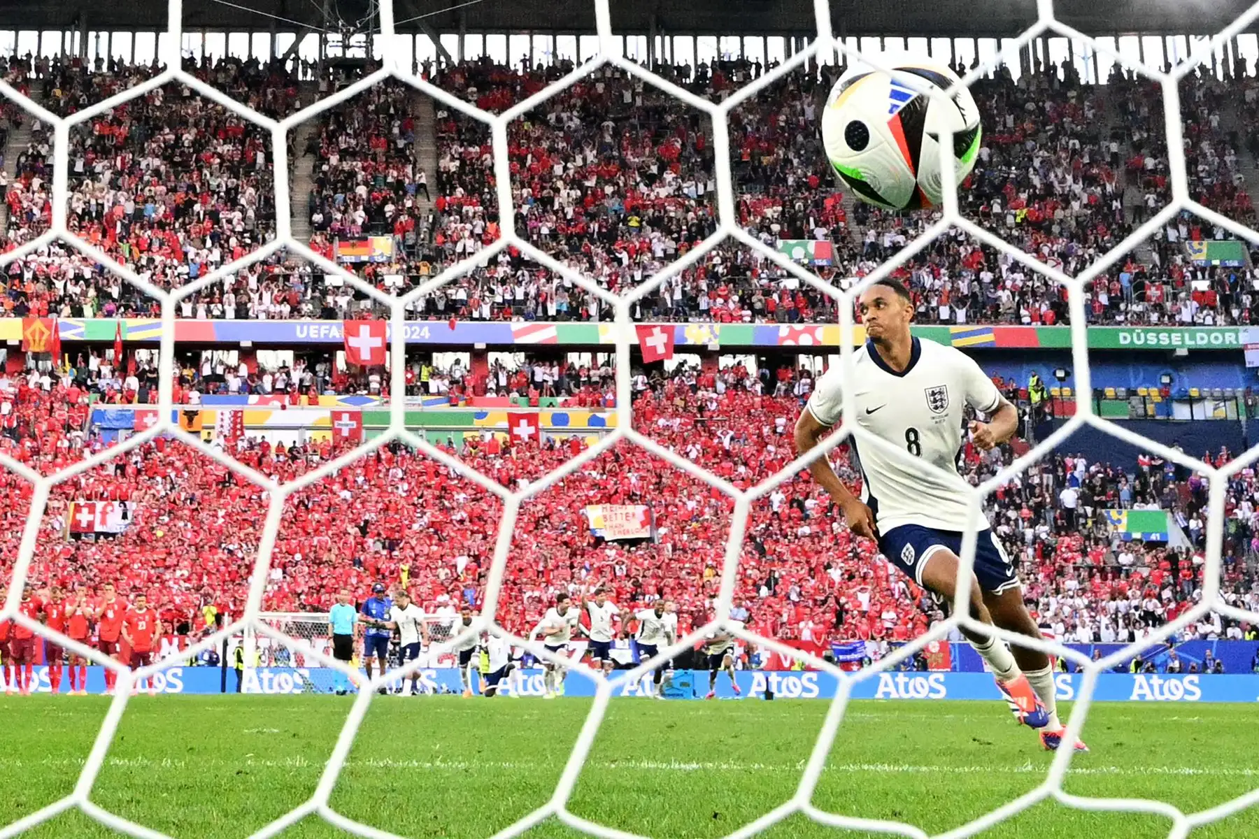 El defensor de Inglaterra , Trent Alexander-Arnold celebra después de anotar el gol de penalti ganador durante el partido de fútbol de cuartos de final de la UEFA Euro 2024 entre Inglaterra y Suiza en el Duesseldorf Arena.
Foto: AFP