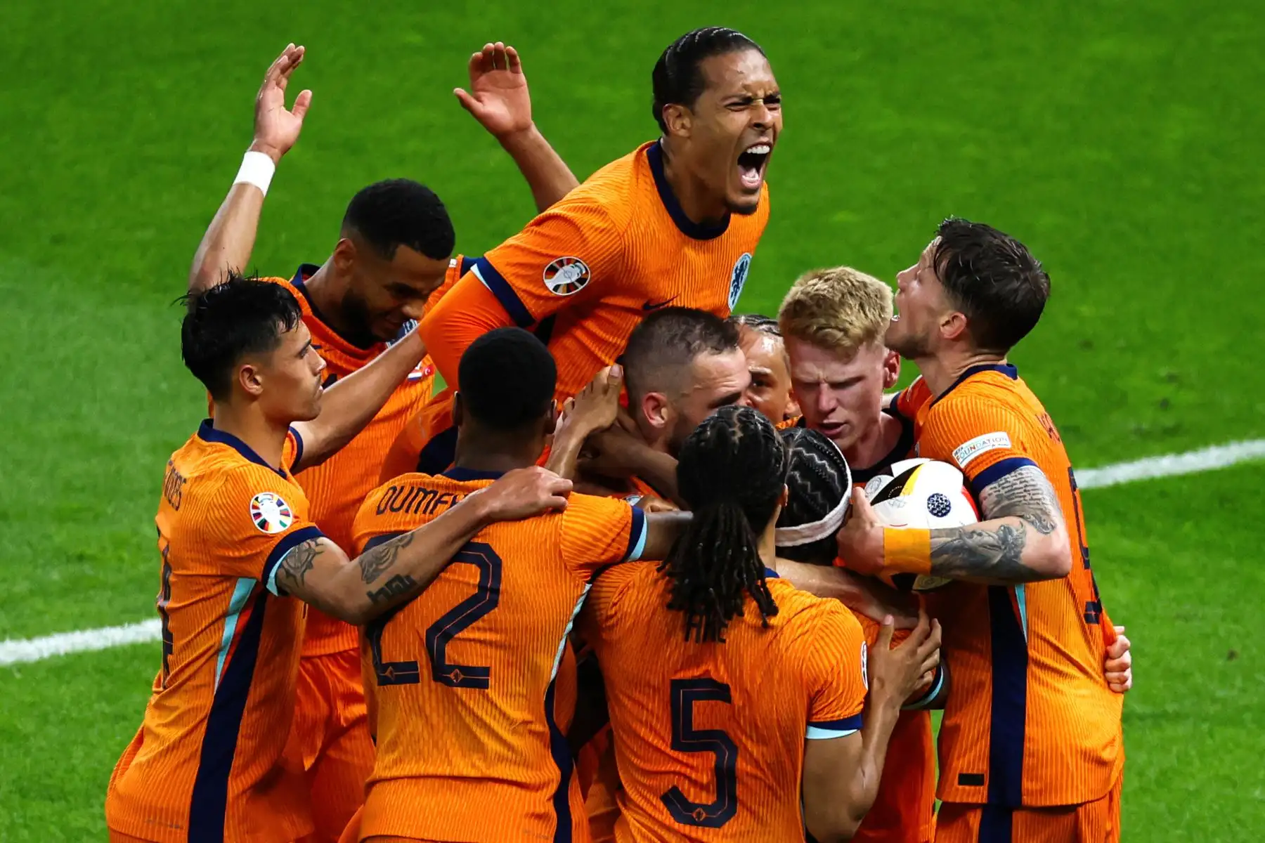Los jugadores de Holanda celebran el primer gol de su equipo durante el partido de cuartos de final de la UEFA Euro 2024 entre Holanda y Turquía en el Olympiastadion Berlin en Berlín.
Foto: AFP