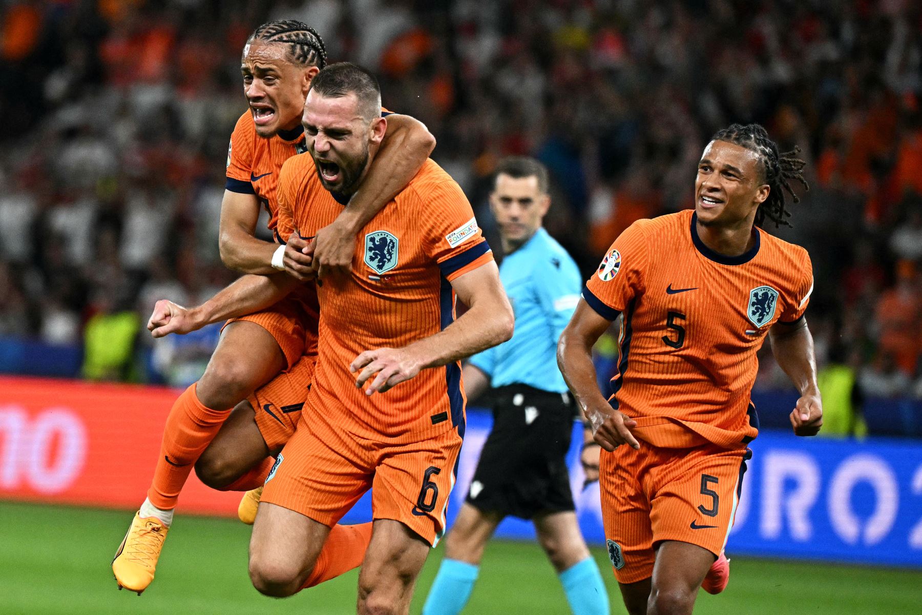 El defensor holandés  Stefan de Vrij celebra con el delantero holandés  Xavi Simons  y el defensor holandés , Nathan Ake  después de marcar el primer gol de su equipo durante el partido de fútbol de cuartos de final de la UEFA Euro 2024. entre Holanda y Turquía.
Foto: AFP