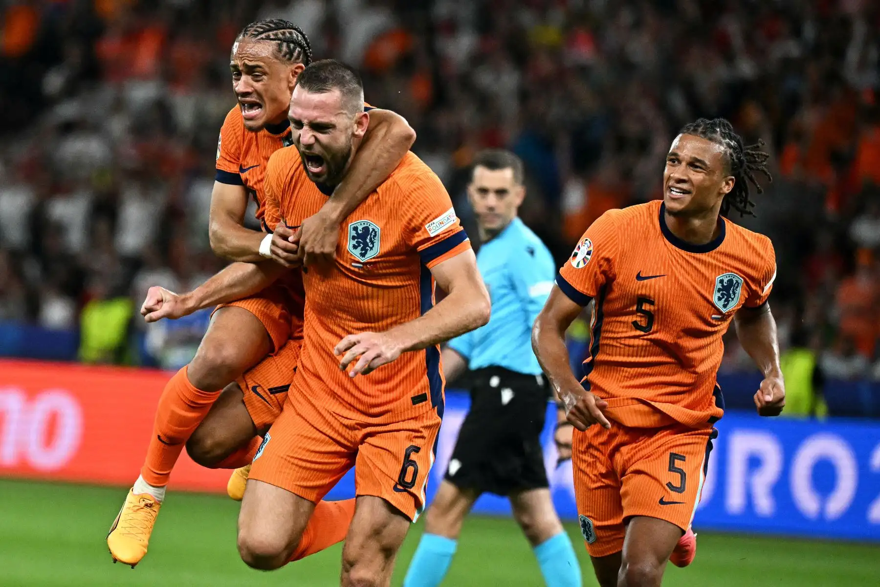 El defensor holandés  Stefan de Vrij celebra con el delantero holandés  Xavi Simons  y el defensor holandés , Nathan Ake  después de marcar el primer gol de su equipo durante el partido de fútbol de cuartos de final de la UEFA Euro 2024. entre Holanda y Turquía.
Foto: AFP