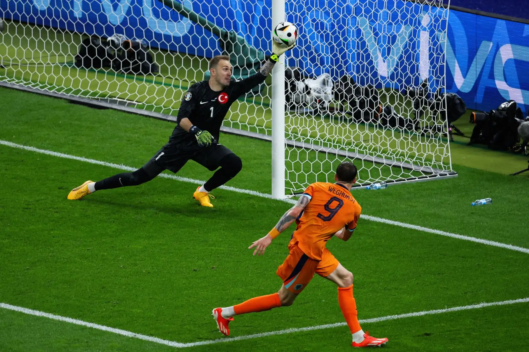 El portero turco, Mert Gunok hace una parada durante el partido de fútbol de cuartos de final de la UEFA Euro 2024 entre Holanda y Turquía en el Olympiastadion Berlin.
Foto: AFP