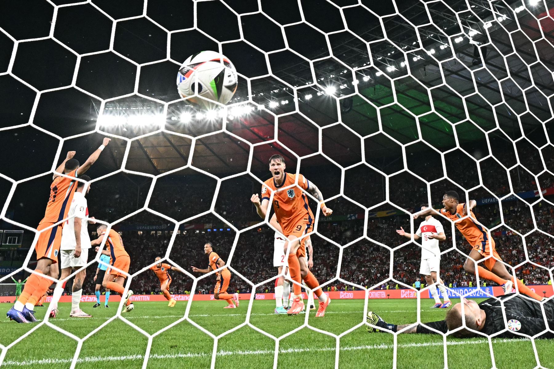 El portero turco  Mert Gunok  concede un gol marcado por el defensor holandés Stefan de Vrij durante el partido de fútbol de cuartos de final de la UEFA Euro 2024 entre Holanda y Turquía.
Foto: AFP