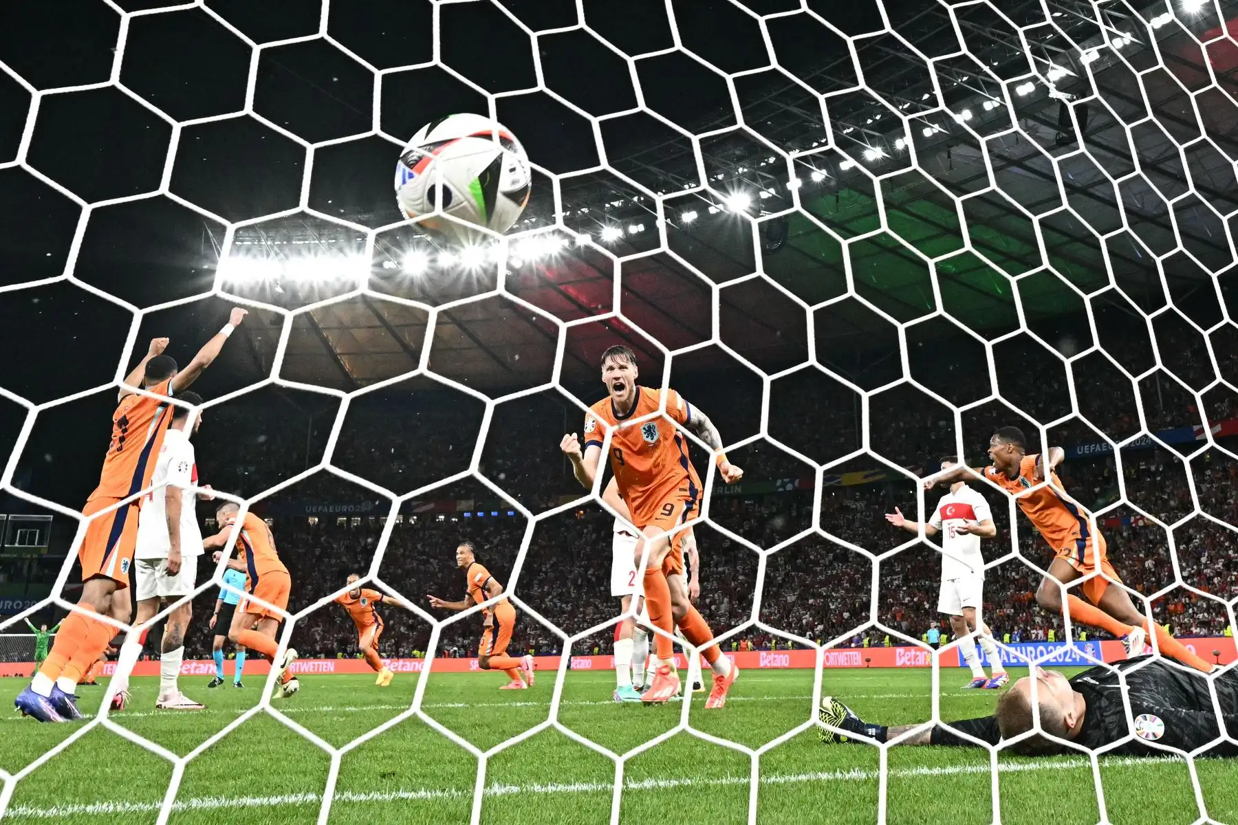 El portero turco  Mert Gunok  concede un gol marcado por el defensor holandés Stefan de Vrij durante el partido de fútbol de cuartos de final de la UEFA Euro 2024 entre Holanda y Turquía.
Foto: AFP