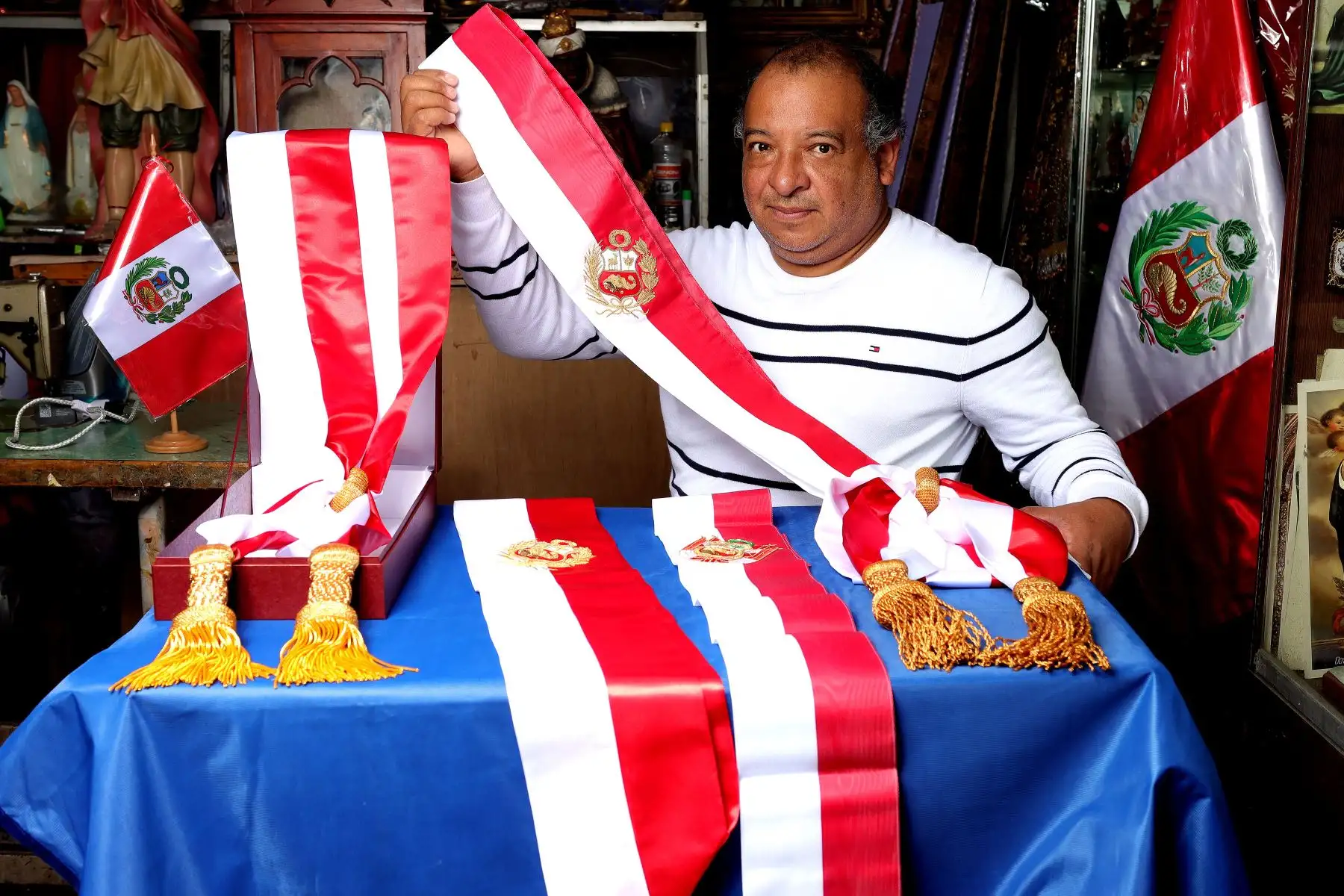 Dante Grados Palomino confecciona y borda banderas y bandas presidenciales. El talento lo heredó de su padre y este de su abuelo, quien fundó en Barrios Altos el taller ‘Bordaduría Dante’, hace más de siete décadas en el centro de Lima. Foto: ANDINA / Lino Chipana.