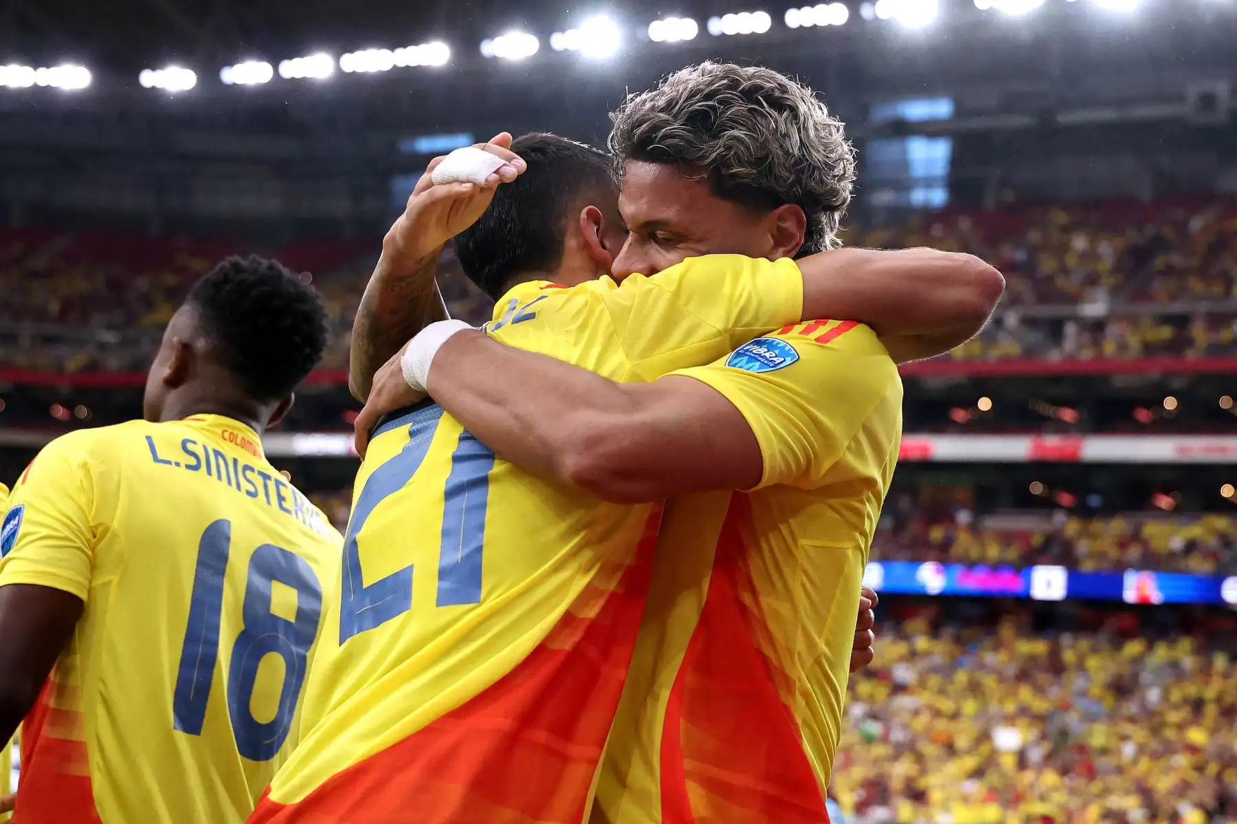 El mediocampista colombiano Richard Ríos celebra marcar el cuarto gol de su equipo con el defensor colombiano Daniel Muñoz durante el partido de fútbol de cuartos de final del torneo Conmebol Copa América 2024 entre Colombia y Panamá en el State Farm Stadium en Glendale, Arizona.
Foto: AFP