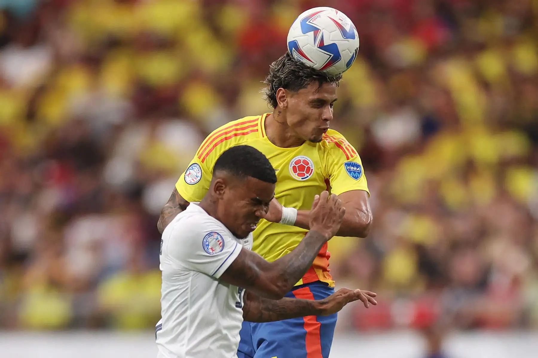 Richard Ríos de Colombia encabeza el balón durante el partido de cuartos de final de la CONMEBOL Copa América 2024 entre Colombia y Panamá en el State Farm Stadium.
Foto: AFP