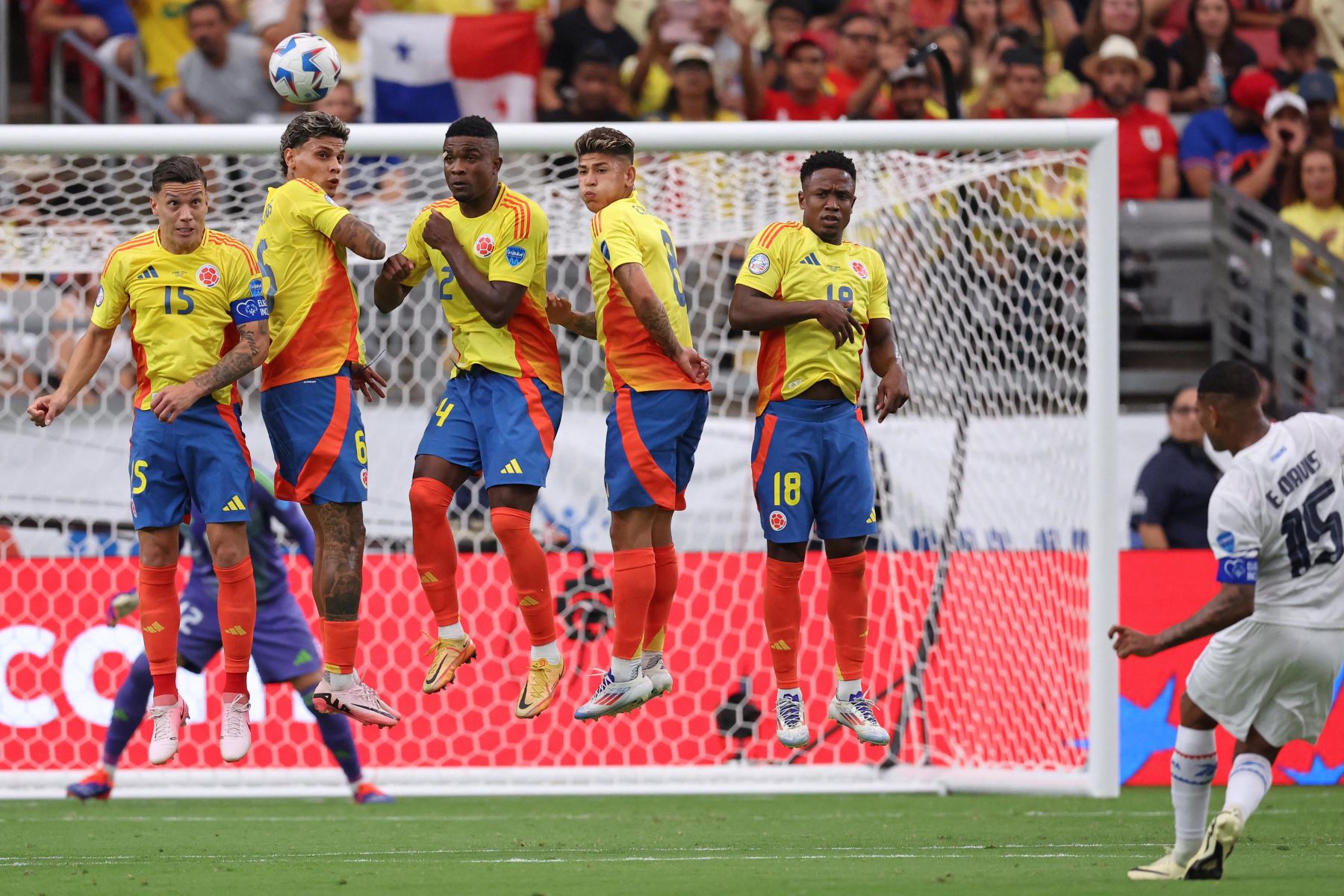 El defensor  de Panamá, Eric Davis, lanza un tiro libre durante el partido de fútbol de cuartos de final del torneo Conmebol Copa América 2024 entre Colombia y Panamá en el State Farm Stadium en Glendale, Arizona.
Foto: AFP