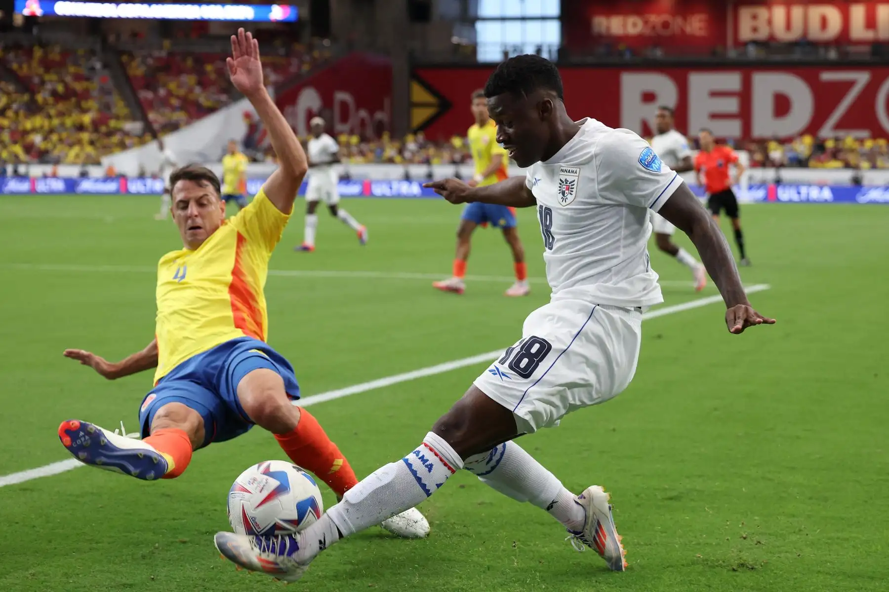 Santiago Arias de Colombia lucha por la posesión con Omar Valencia de Panamá durante el partido de cuartos de final de la CONMEBOL Copa América 2024 entre Colombia y Panamá en el State Farm Stadium.
Foto: AFP