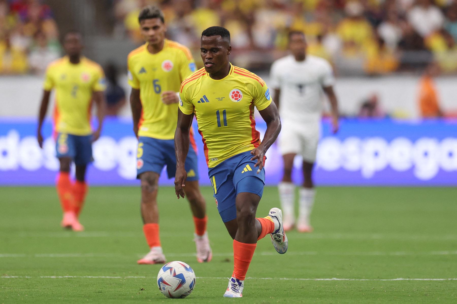 hon Arias de Colombia controla el balón durante el partido de cuartos de final de la CONMEBOL Copa América 2024 entre Colombia y Panamá en el State Farm Stadium.
Foto: AFP