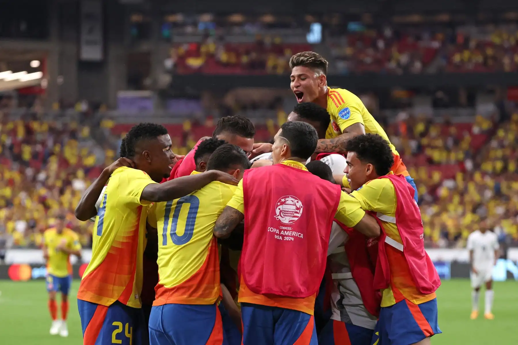 El delantero colombiano  Miguel Borja celebra marcar el quinto gol de su equipo desde el punto penal con sus compañeros durante el partido de fútbol de cuartos de final del torneo Conmebol Copa América 2024 entre Colombia y Panamá en el State Farm Stadium.
Foto: AFP