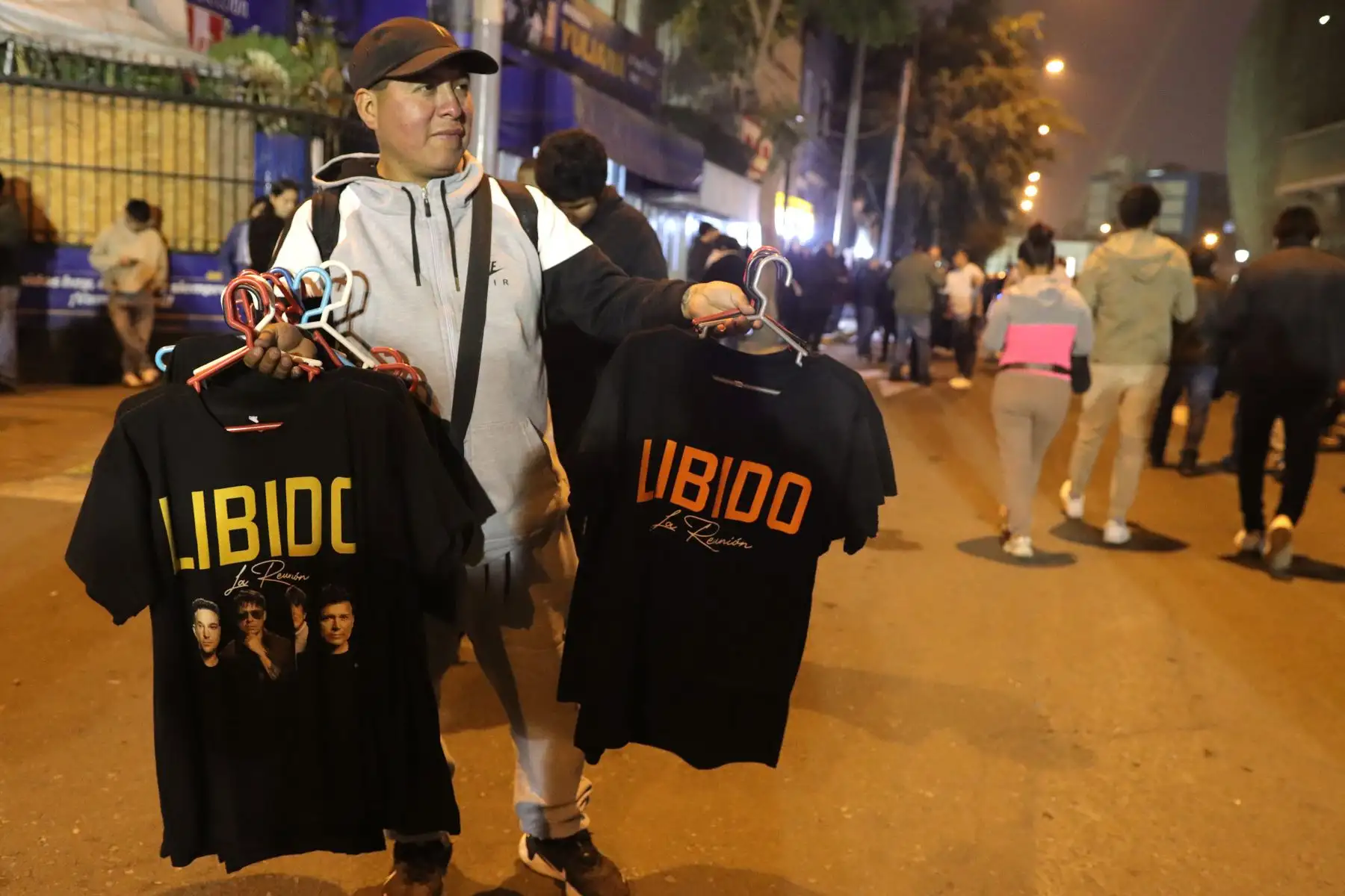 Fans de la banda de rock "Libido" se preparan para alentar a su grupo en un show de  reencuentro   en el Estadio Nacional.
Foto: ANDINA / Lino Chipana.