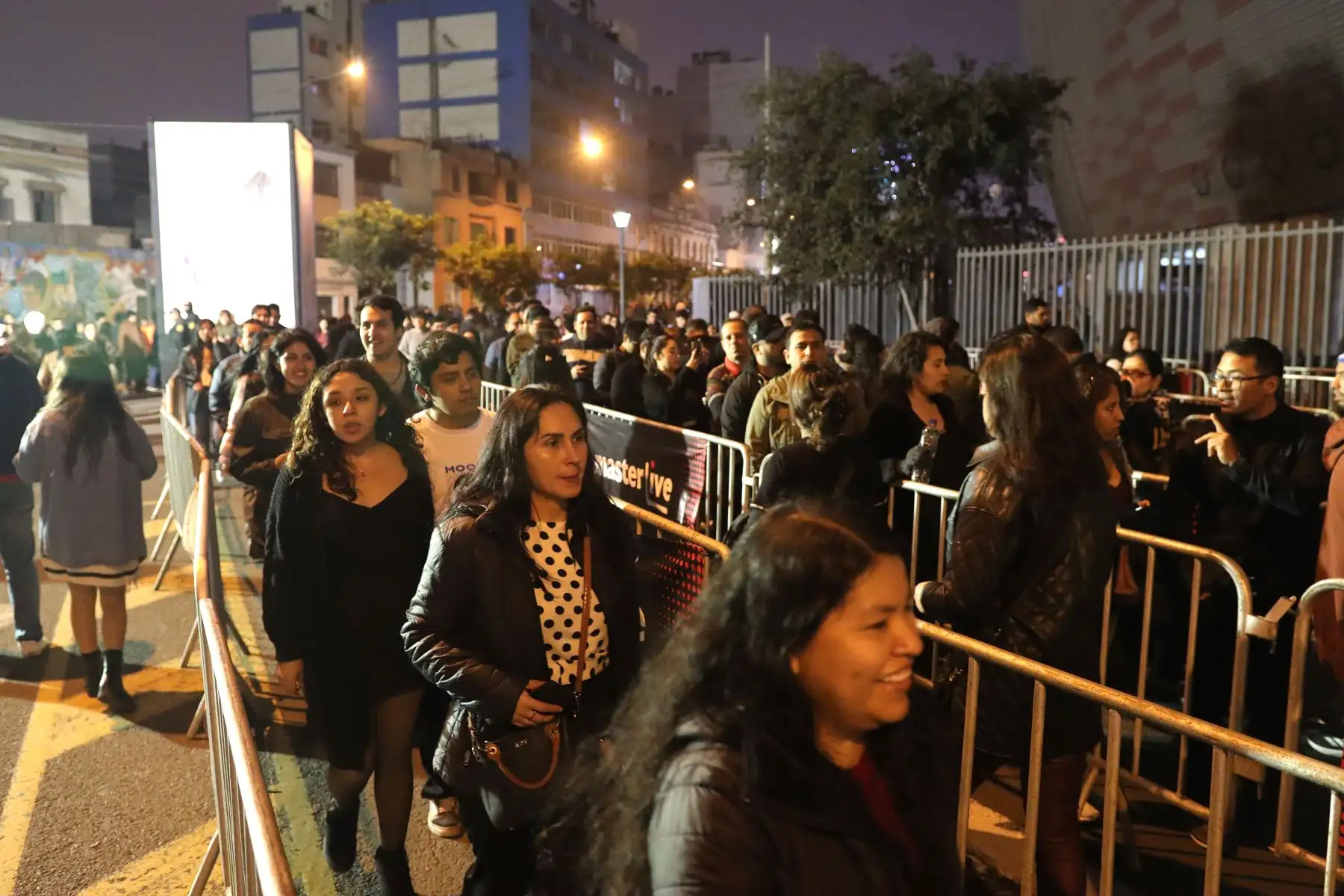 Fans de la banda de rock "Libido" se preparan para alentar a su grupo en un show de  reencuentro   en el Estadio Nacional.
Foto: ANDINA / Lino Chipana.
