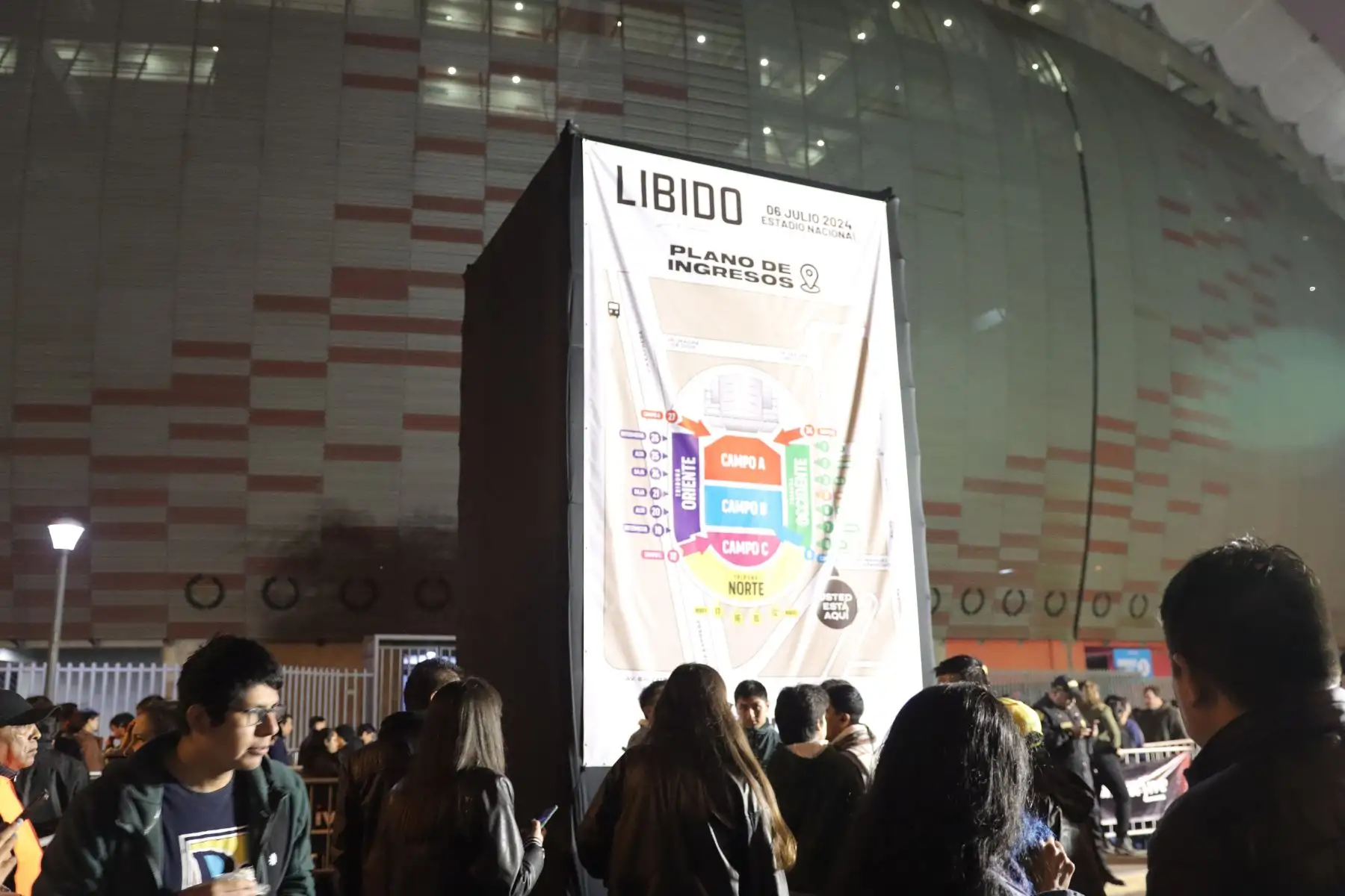 Fans de la banda de rock "Libido" se preparan para alentar a su grupo en un show de  reencuentro   en el Estadio Nacional.
Foto: ANDINA / Lino Chipana.