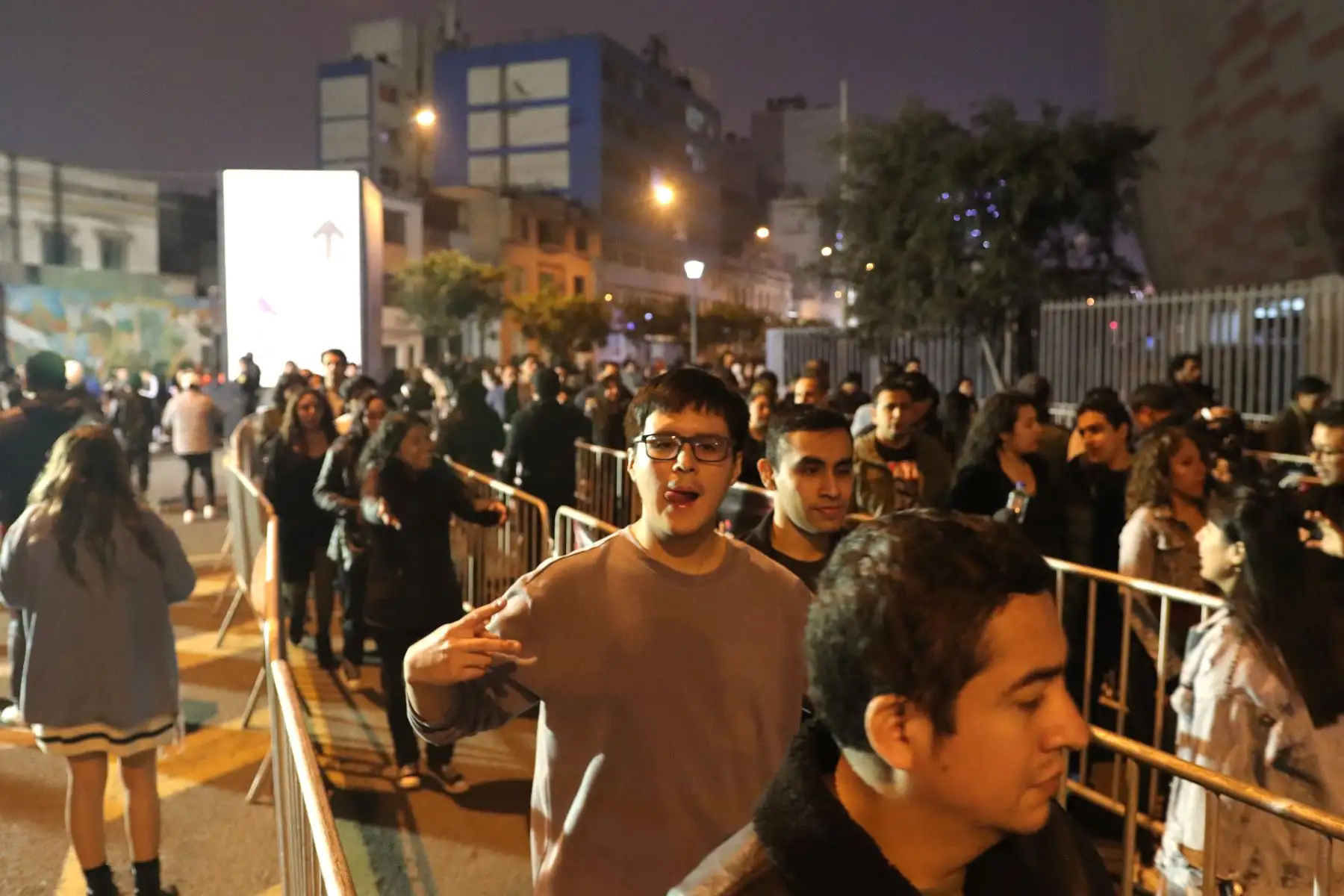 Fans de la banda de rock "Libido" se preparan para alentar a su grupo en un show de  reencuentro   en el Estadio Nacional.
Foto: ANDINA / Lino Chipana.